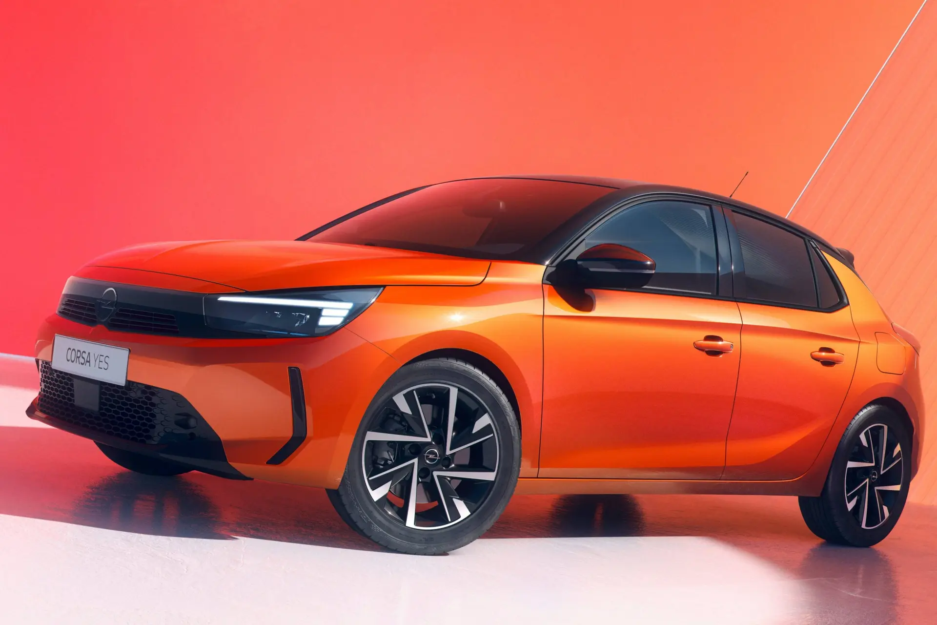 Vista tre quarti anteriore della nuova Opel Corsa YES Special Edition nella vivace colorazione Koral Orange
