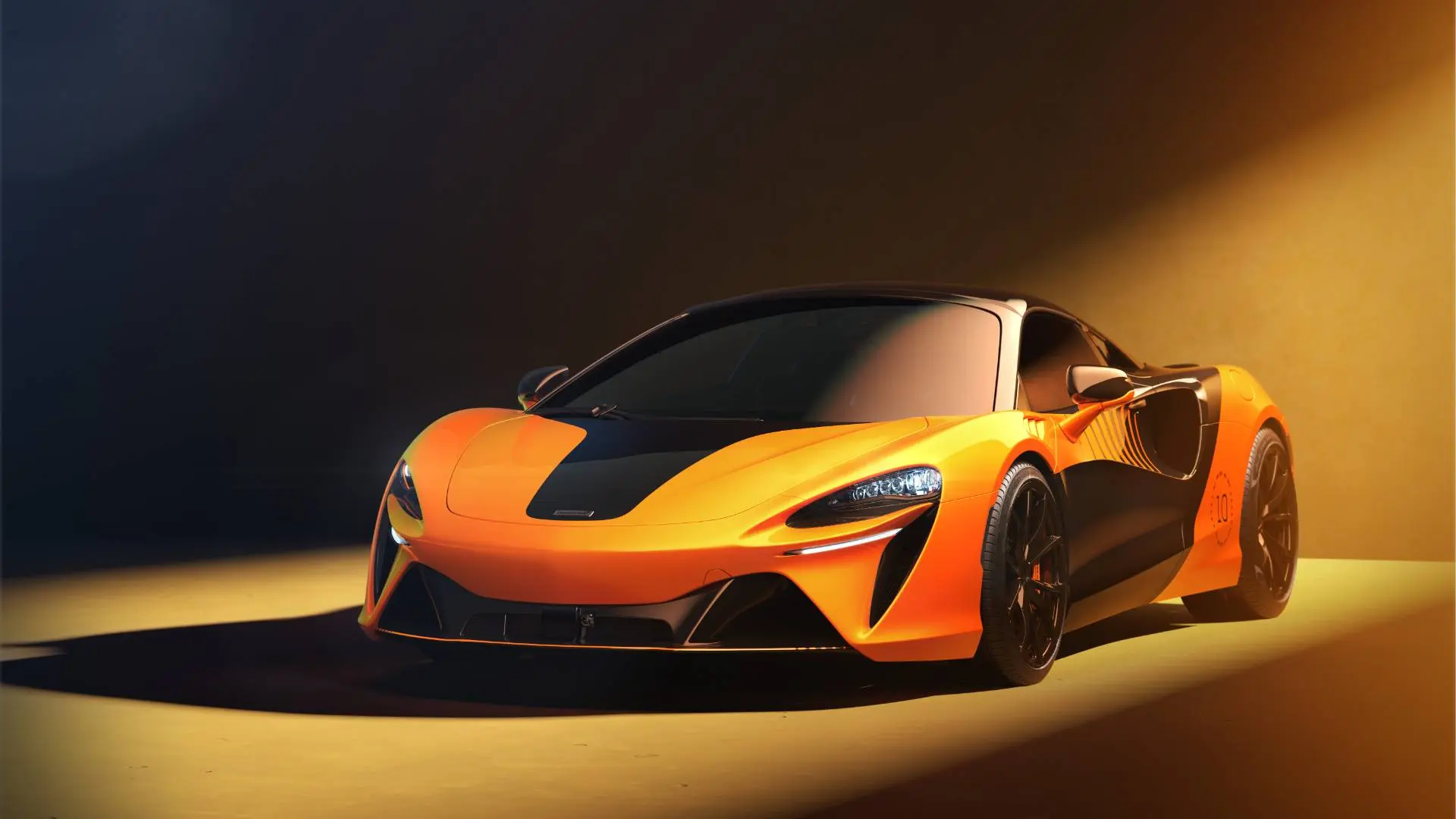 mclaren artura championiship 10 di posteriore in colore arancione, si vede anteriore in tre quarti