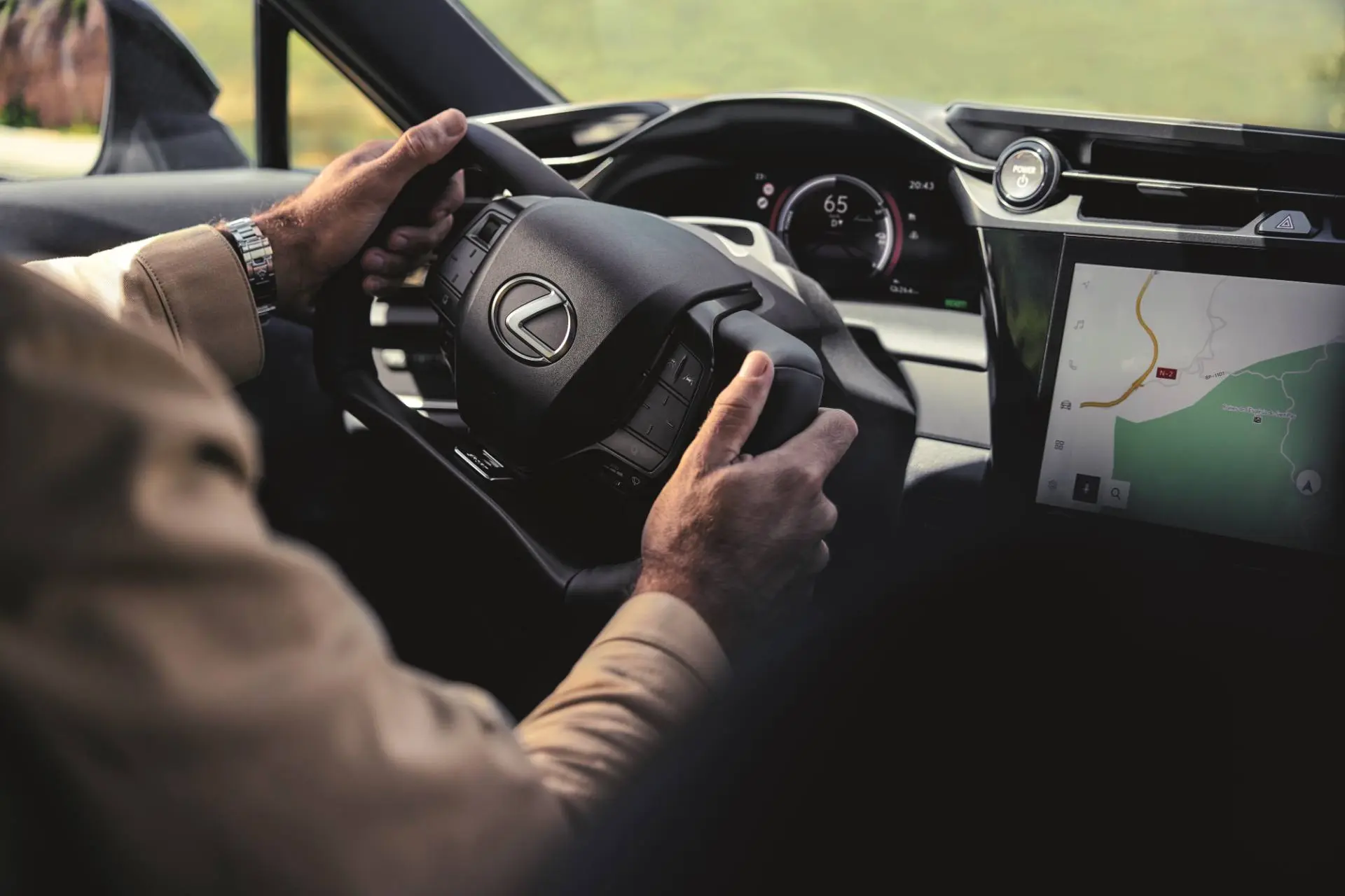 Volante e cloche di lexus con due mani che lo impugnano