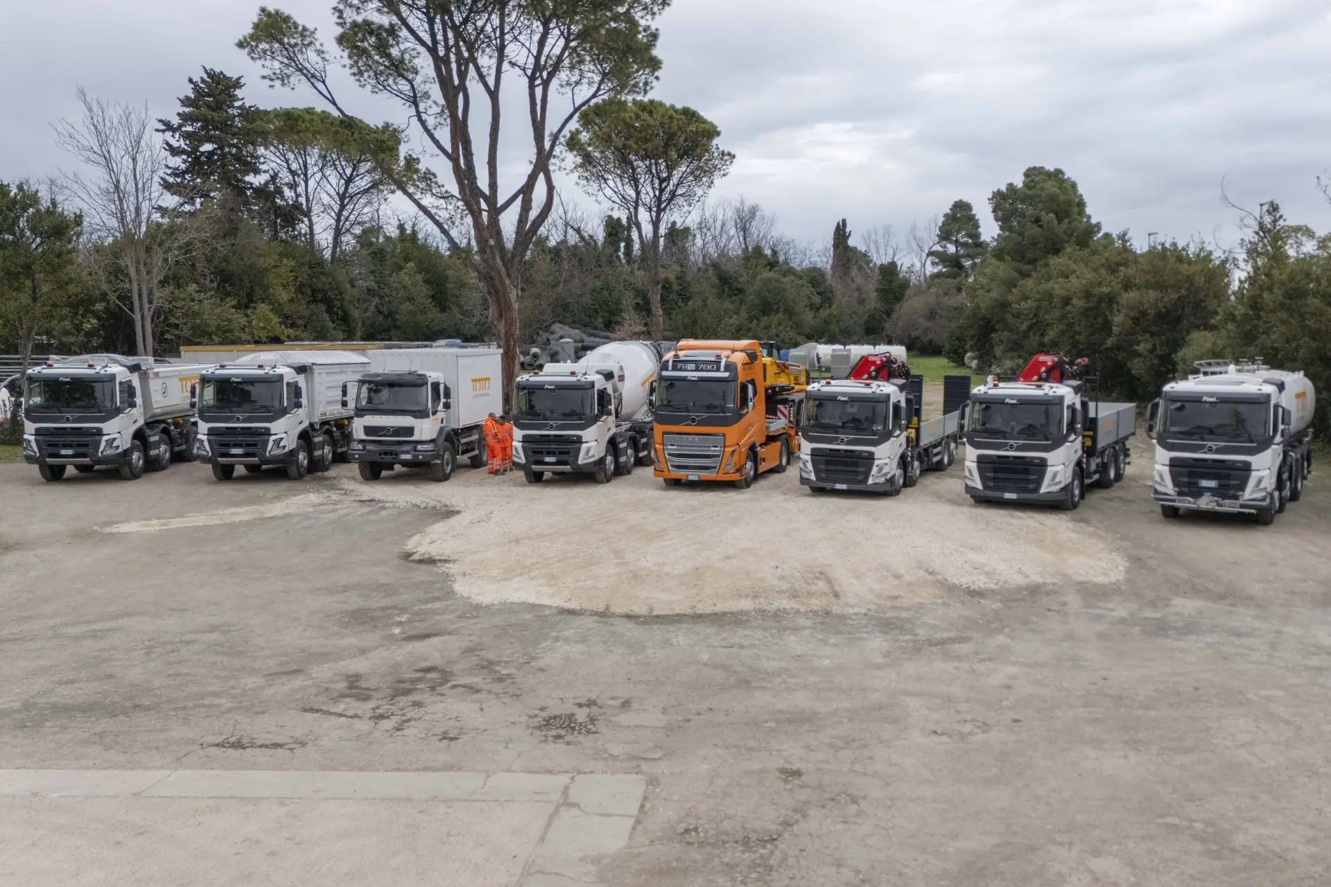 Volvo Trucks flotta di camion per toto costruzioni. 8 camion uno affianco all'altro