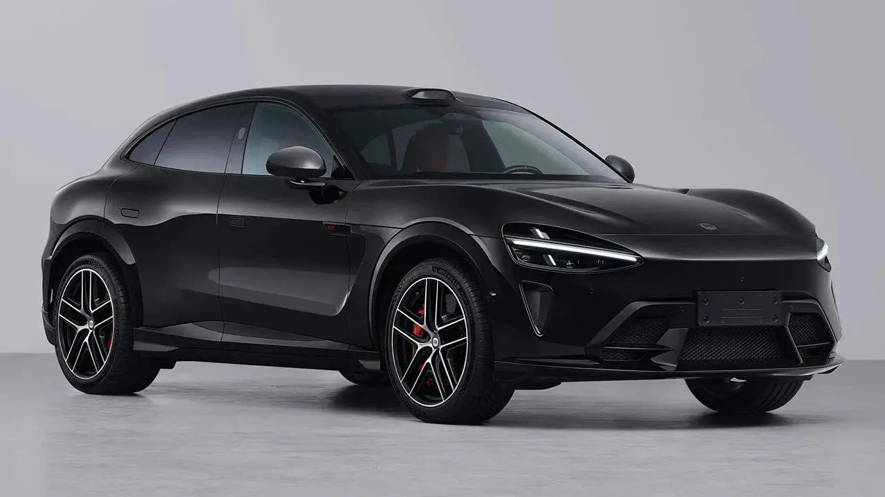 la xiaomi yu 7 gt, la versione sportiva del suv elettrico cinese di colore nero messa in posizione anteriore tre quarti