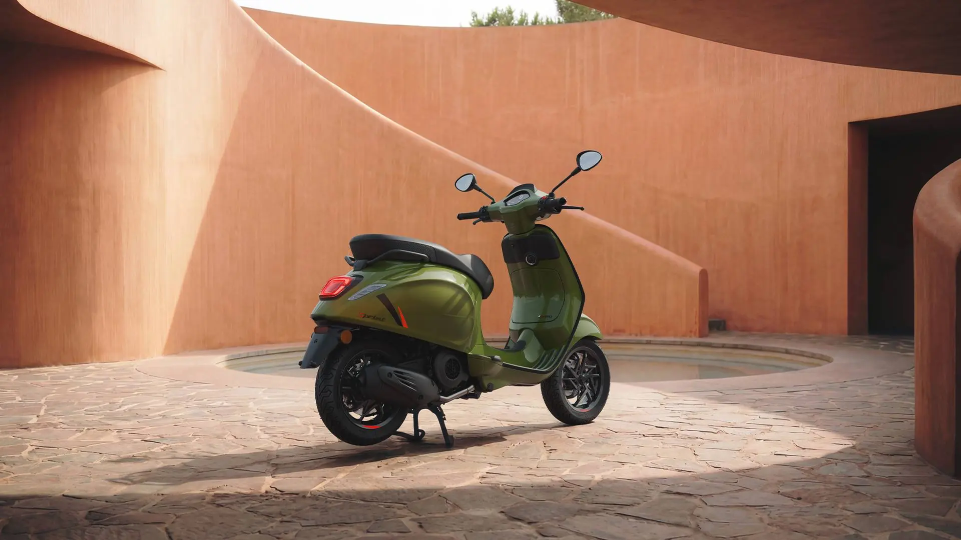 vespra sprint s 2026 di colore verde opaco in un cortile moderno di posteriore