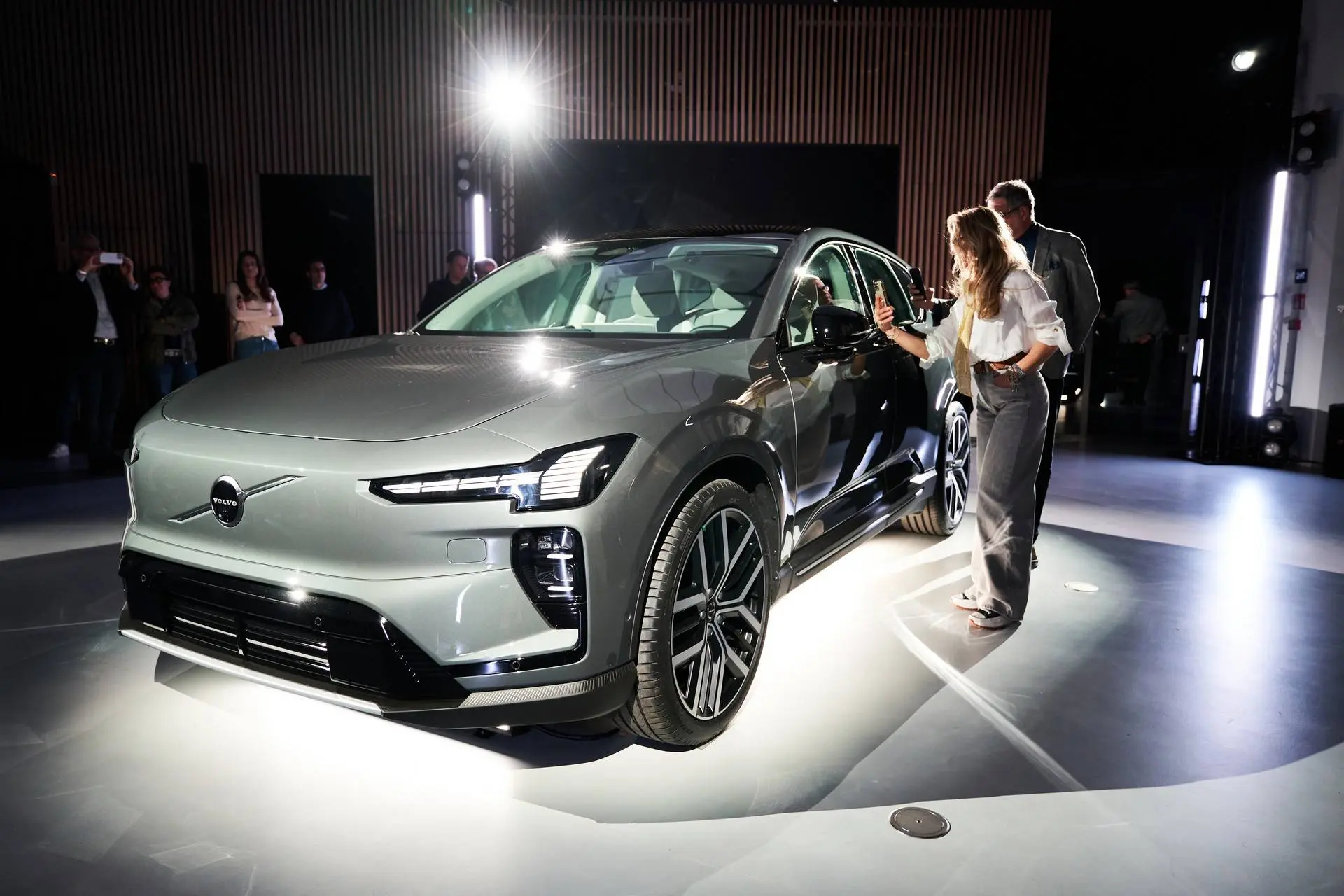 La prima italiana della volvo ex60 al volvo studio di milano