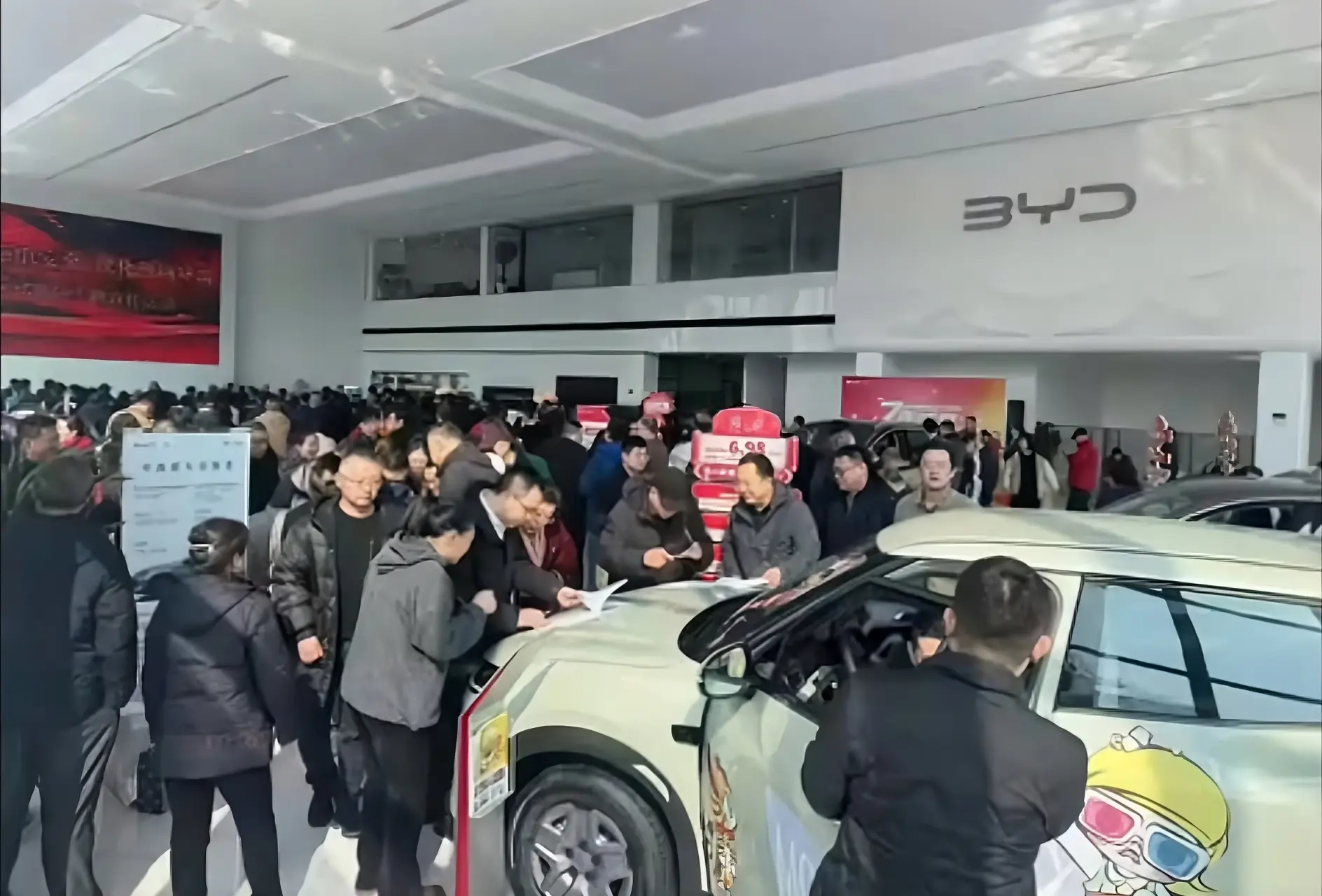 Follia in Cina per BYD: ricarica in 5 minuti (anche a -30) e le concessionarie vengono prese d'assalto