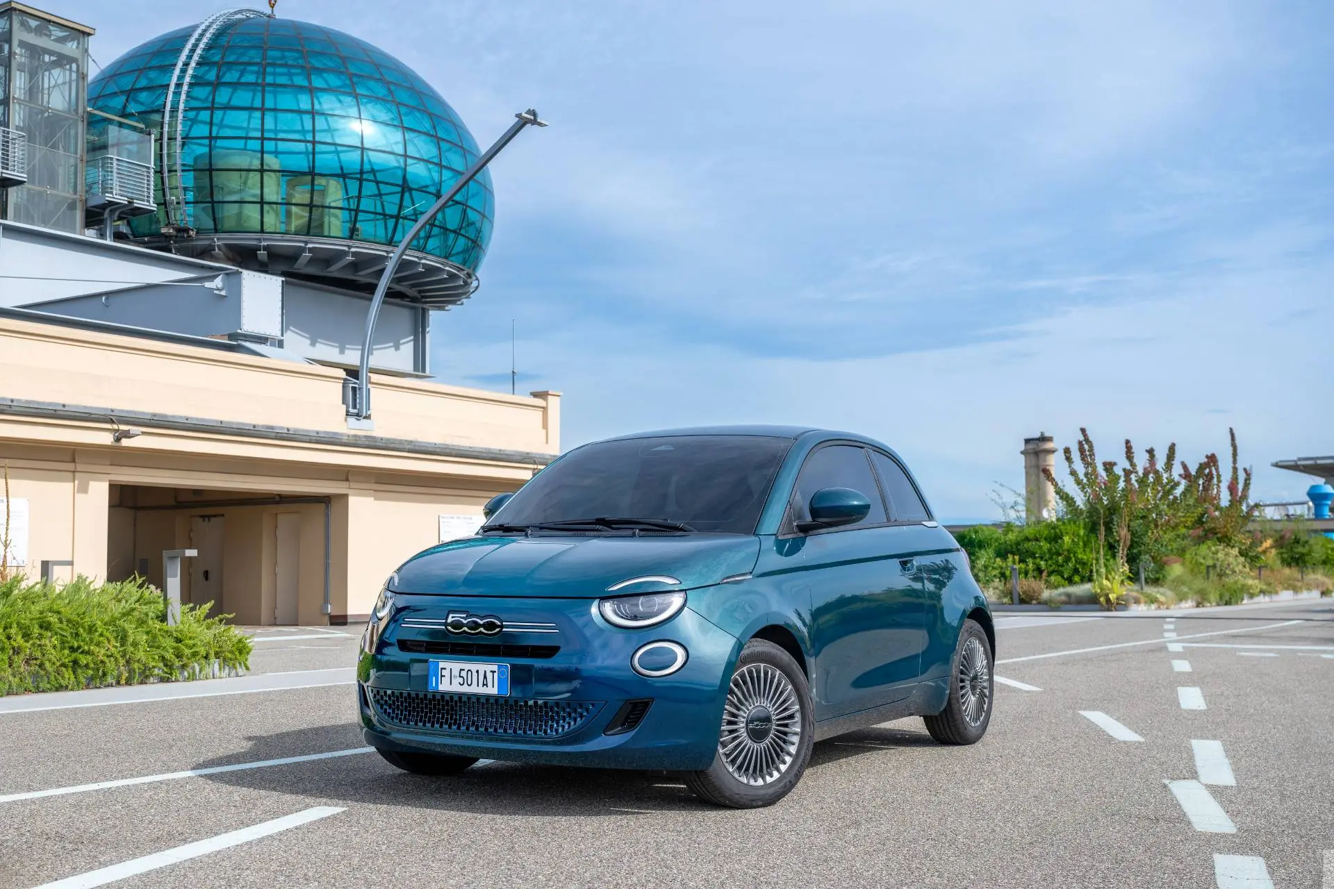Fiat500HybridTorino sul tetto del lingotto auto di colore blu in posizione tre quarti frontale