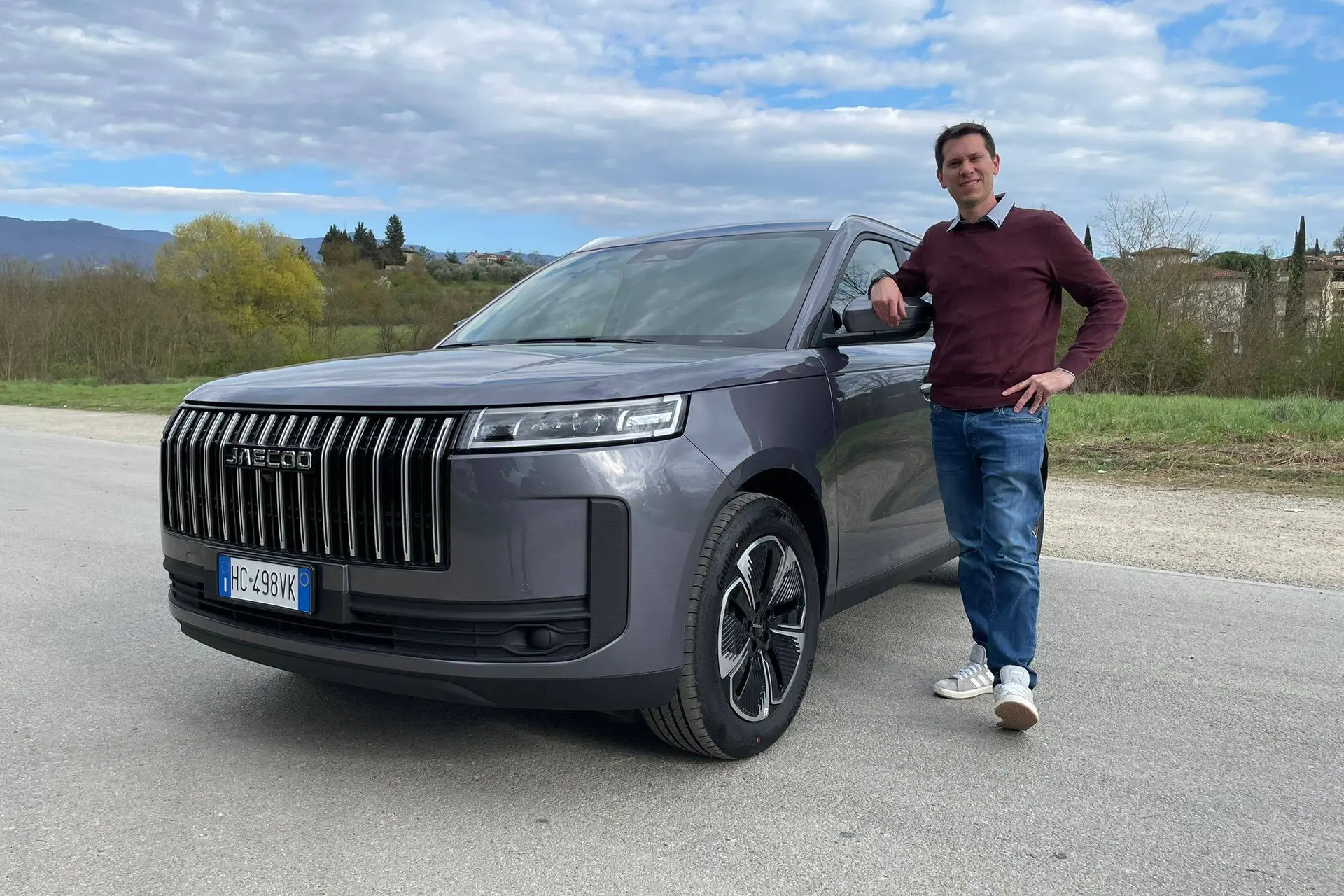 Jaecoo 5 grigia full hybrid con alessandro cattelan, giornalista automotive nelle campagne attorno a firenze