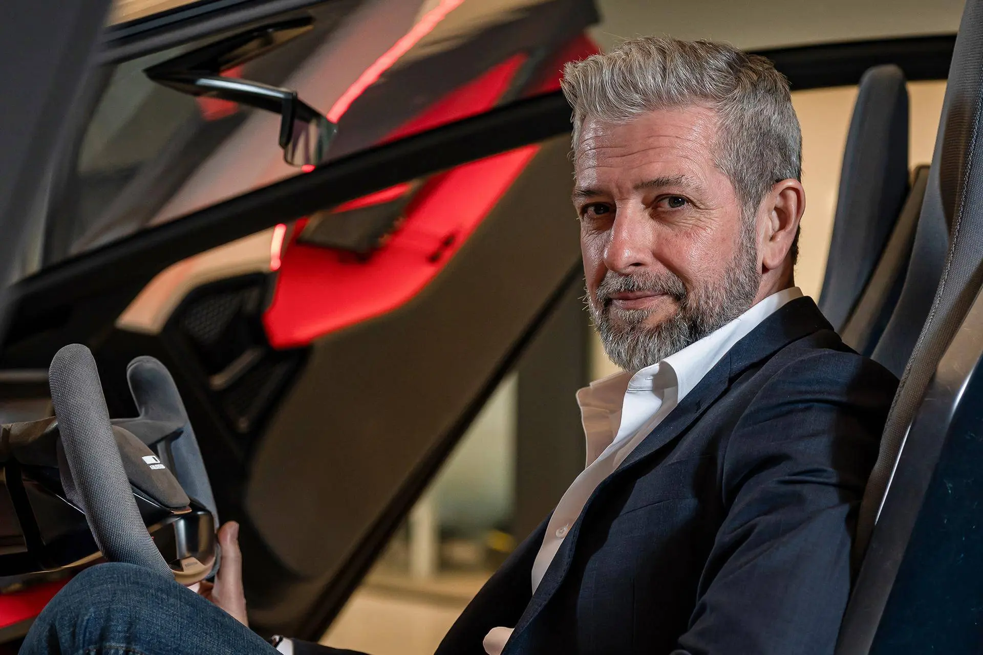 Primo piano di Jose Navarro di Italdesign seduto su una vettura