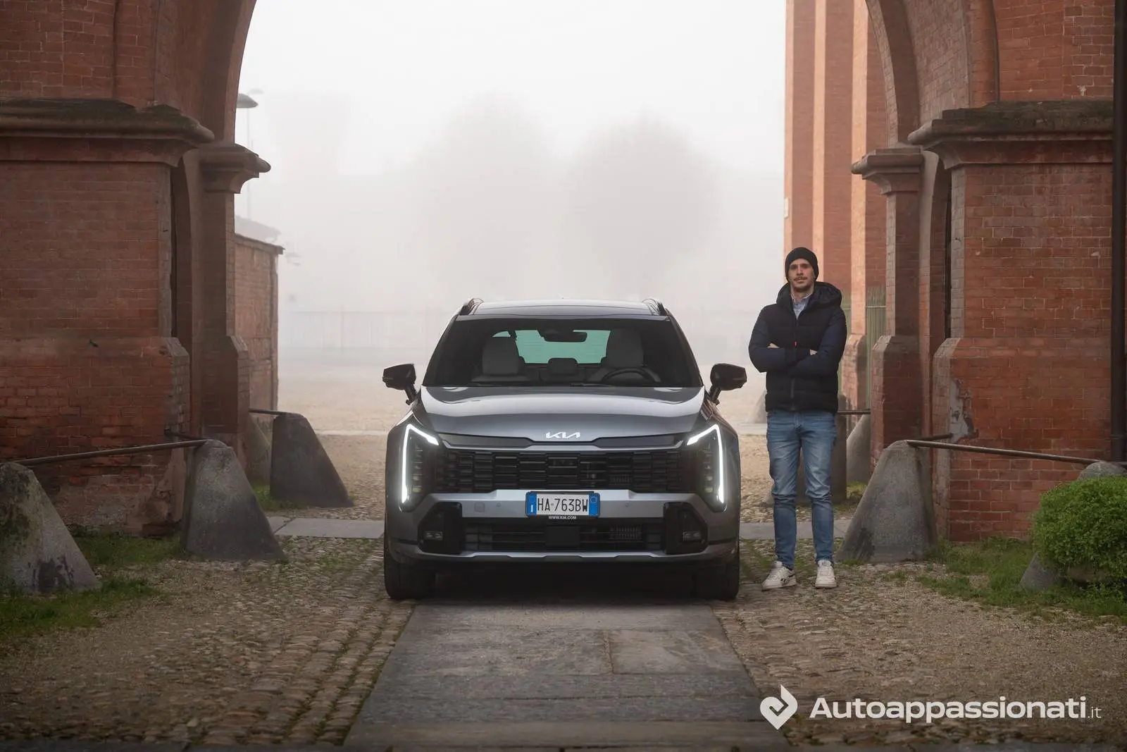 La Kia Sportage GT Line Plus 2026 grigia metallizzata ripresa di fronte