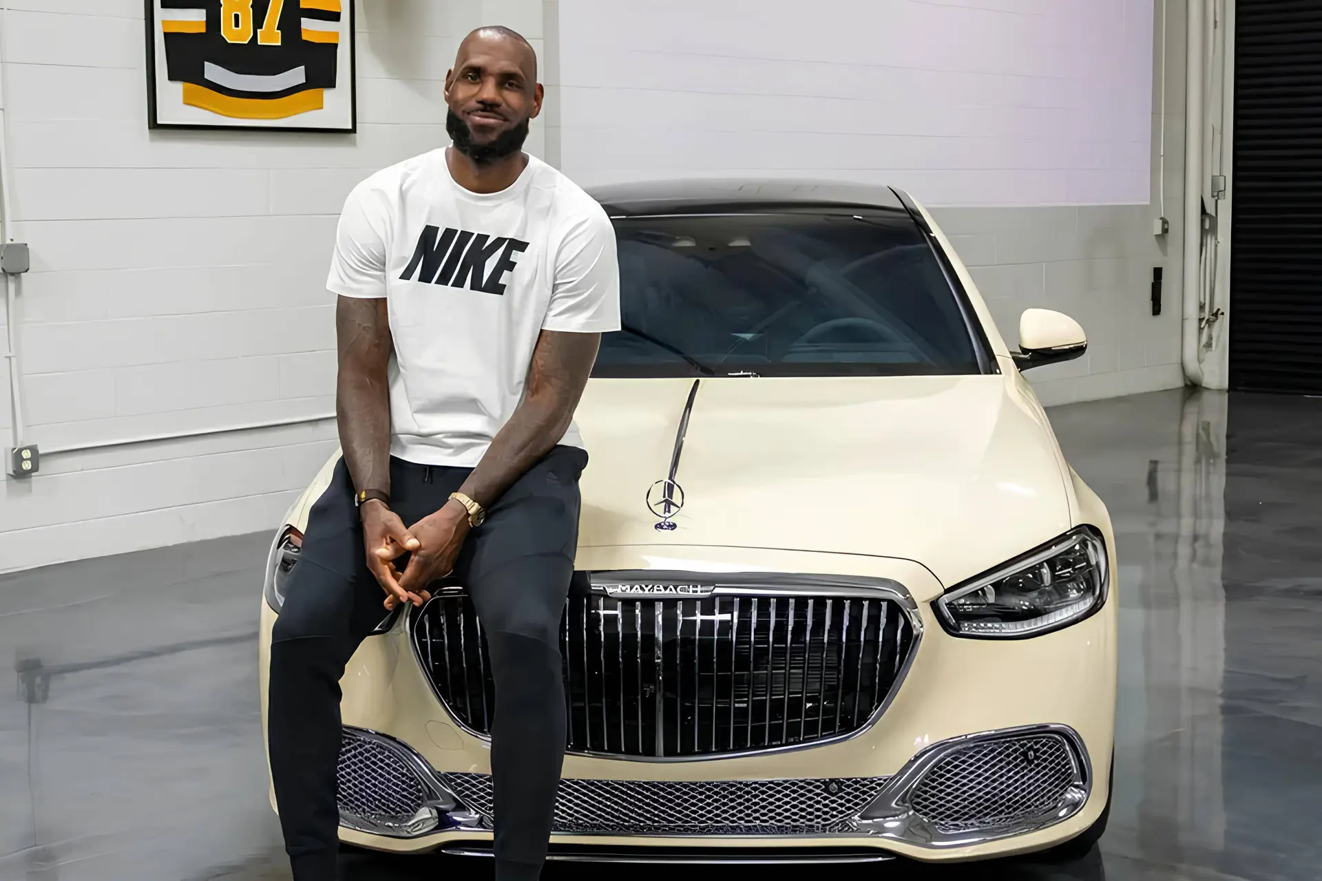 Nell'immagine si vede LeBron James che posa davanti alla sua nuova Mercedes Maybach s680