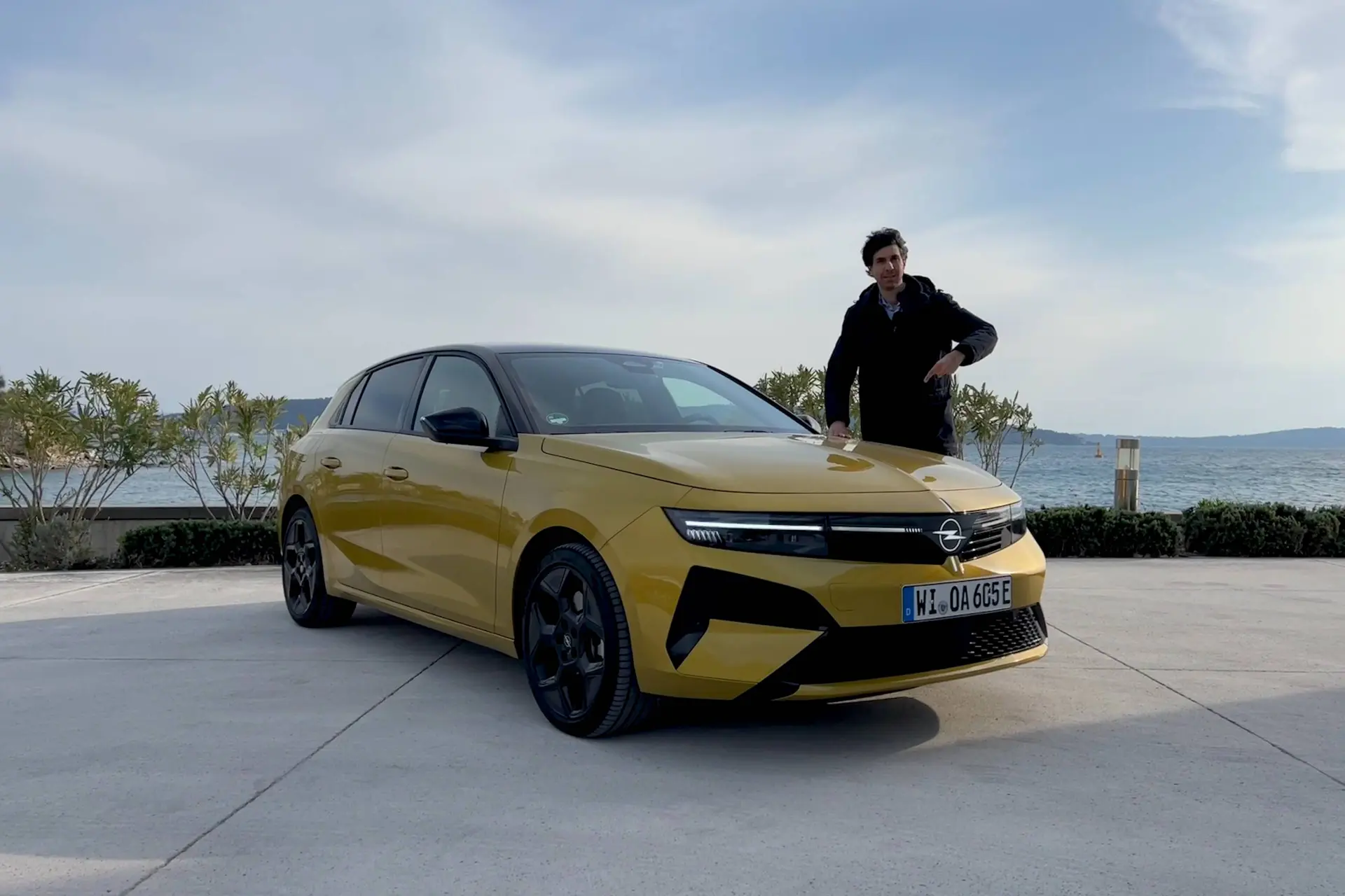opel astra nuova di colore giallo con affianco federico ferrero