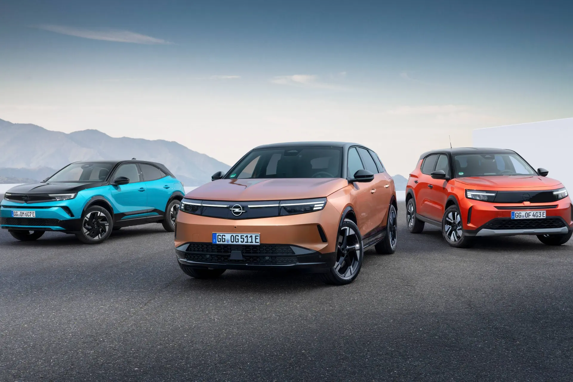 Opel Grandland Opel Frontera Opel Mokka di tre colori diversi su sfondo neutro e di muso