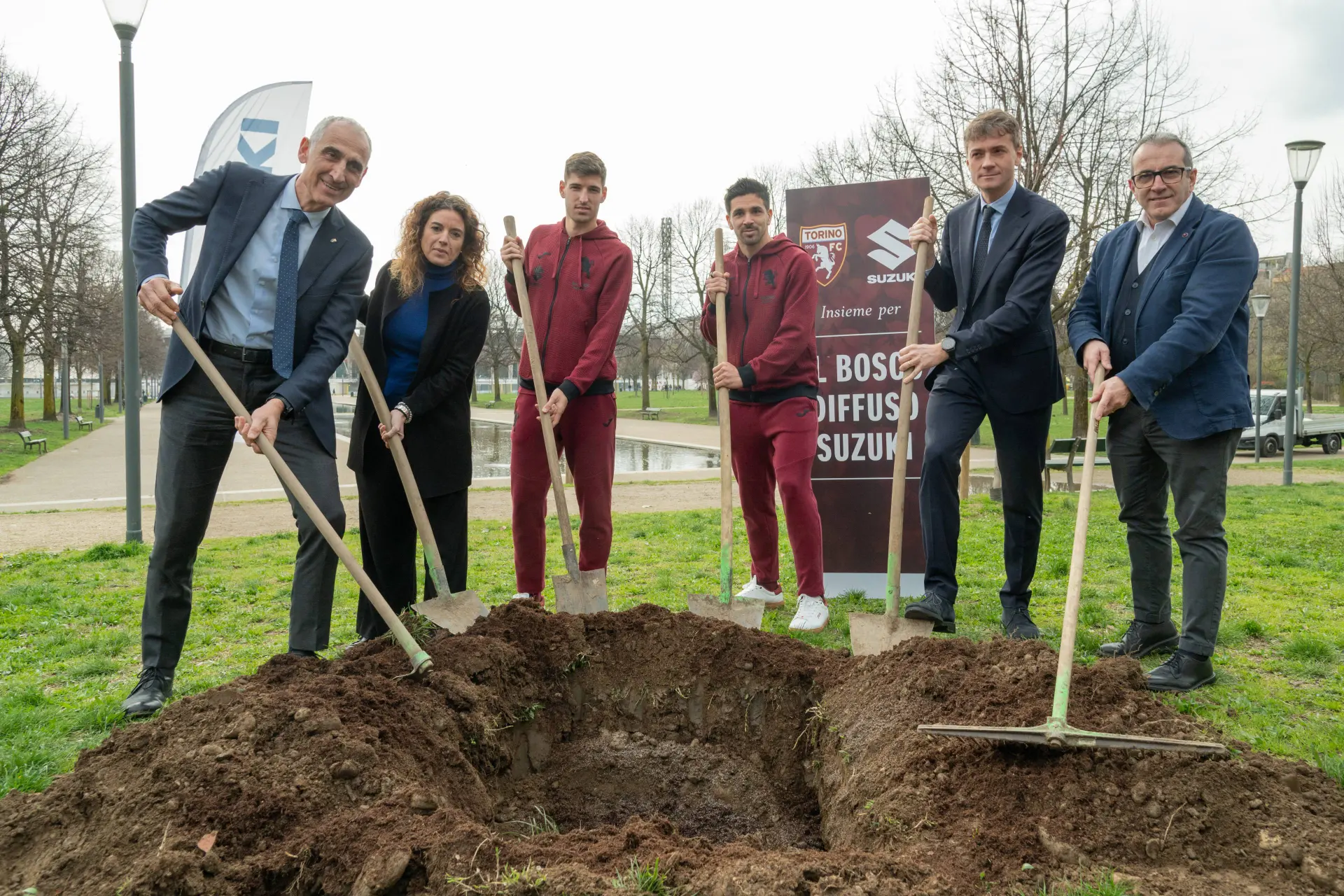 Nell'immagine si vedono due giocatori del Torino FC, il direttore di Suzuki Italia, il direttore operativo del Torino Fc e due assessori del Comune di Torino che stanno scavando nel luogo dove poi verrà piantato un albero