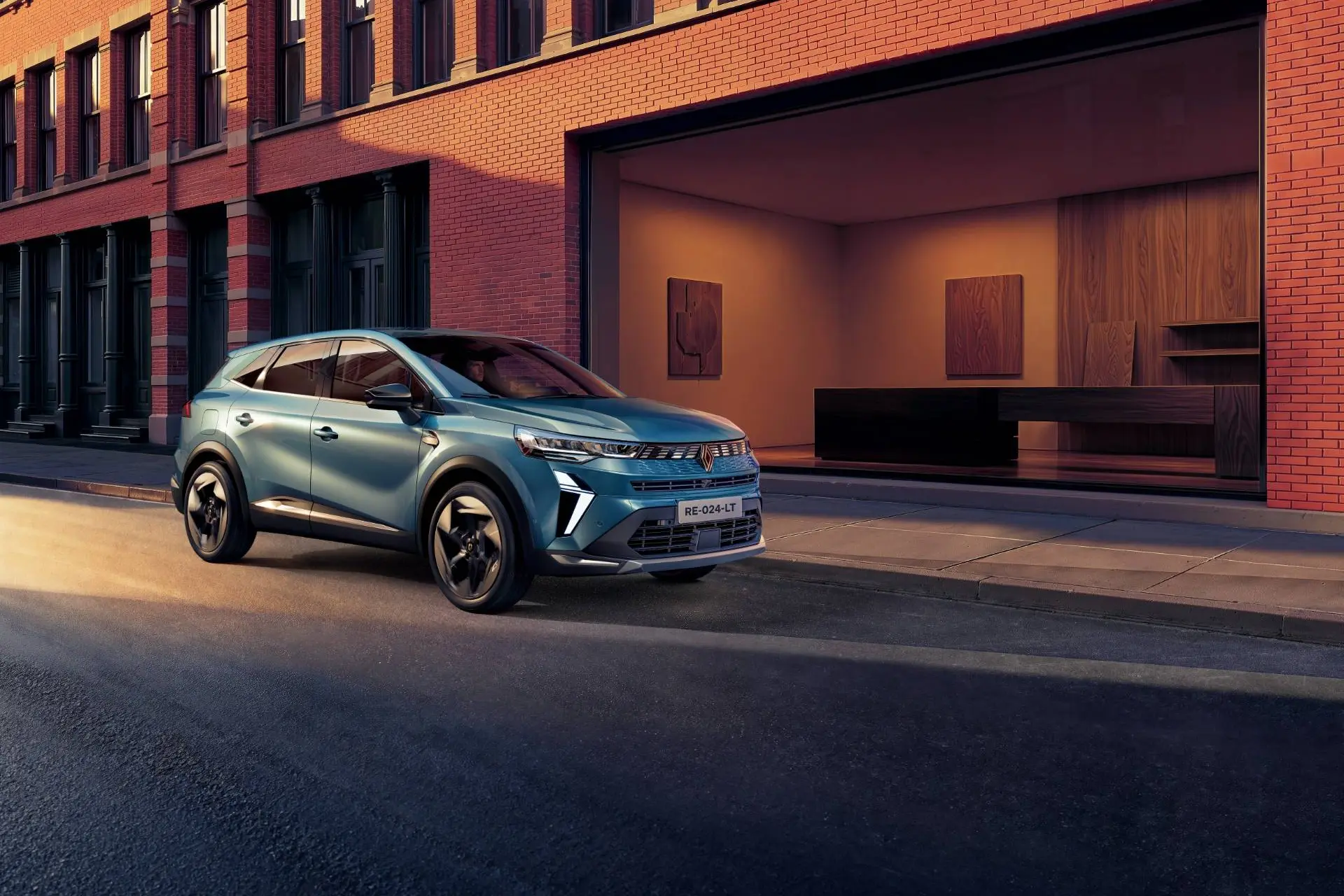 Renault Symbioz in posizione laterale di colore azzurro con sullo sfondo una costruzione di colore mattone