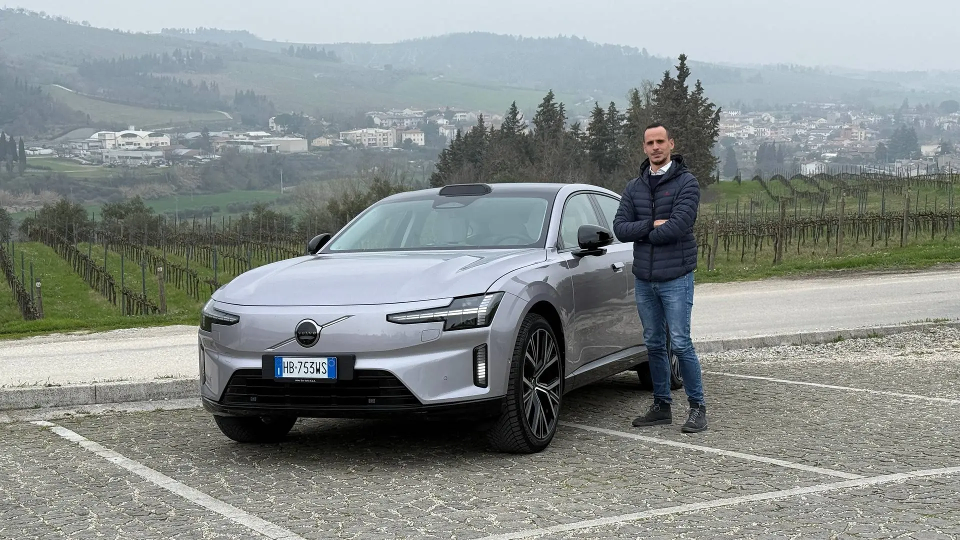 La Volvo ES90 nel grigio metallizzato Aurora Silver