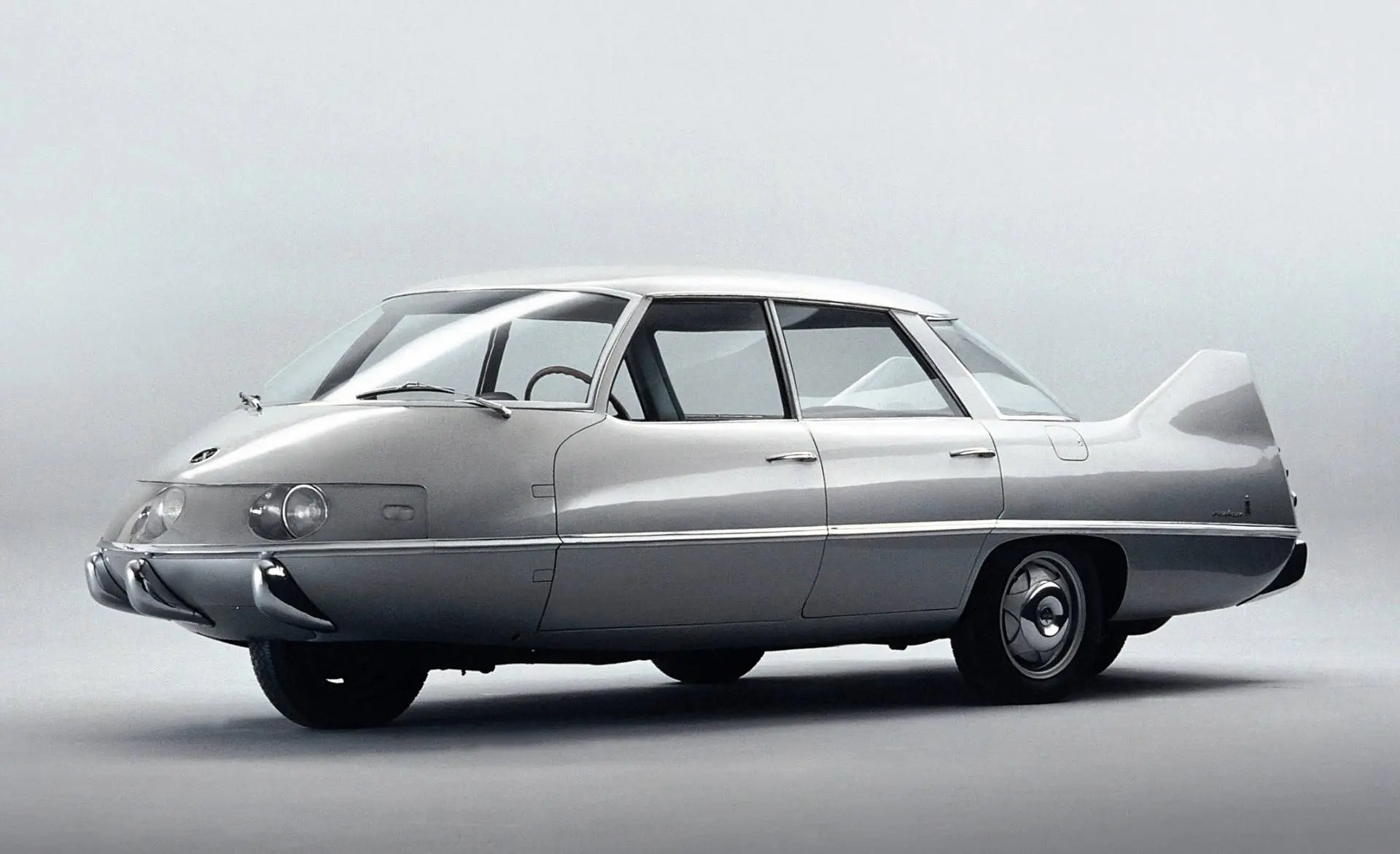 Il concept Pininfarina X del 1960 in una foto dell'epoca in bianco e nero