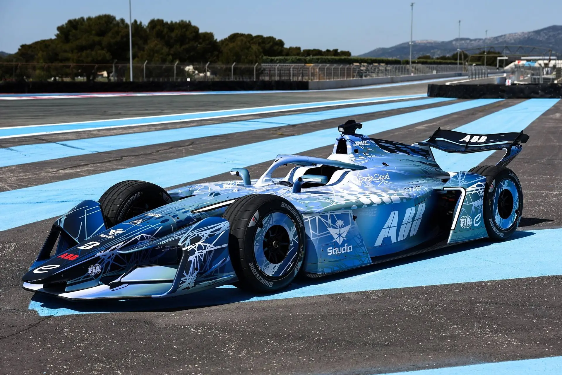 una vista di tre quarti della nuova Formula E Gen4 sulla pista del Paul Ricard
