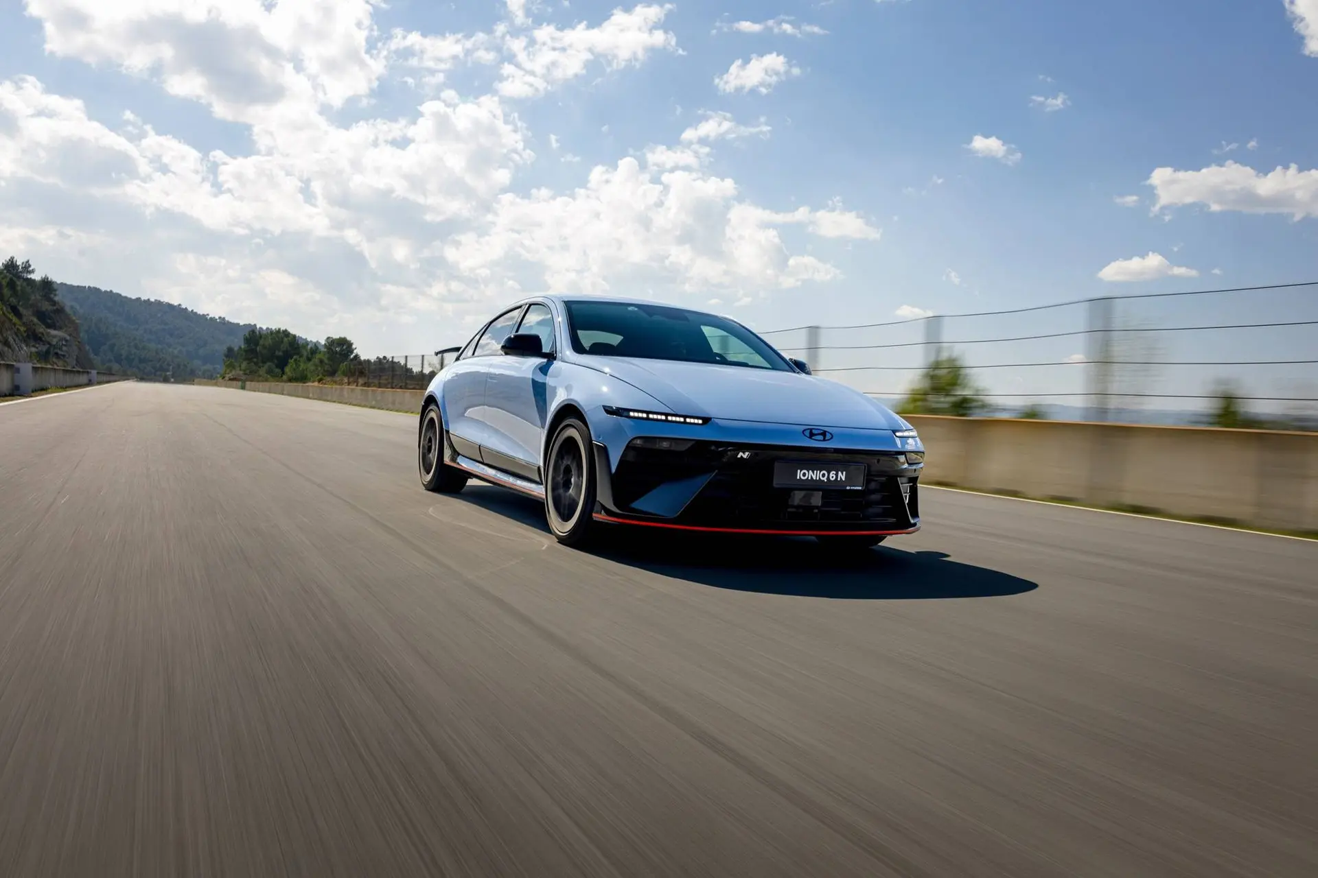 nuova hyundai IONIQ 6 N di colore azzurro in dinamica anteriore