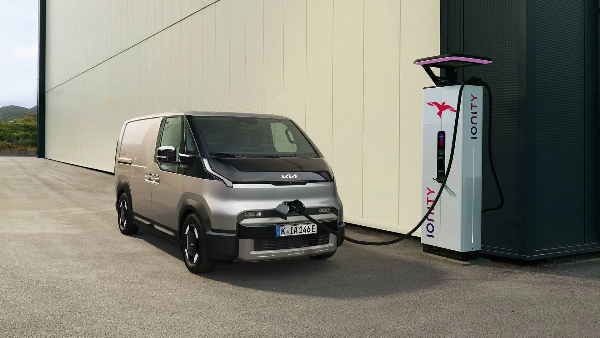 kia-pv5-cargo in carica a una colonnina