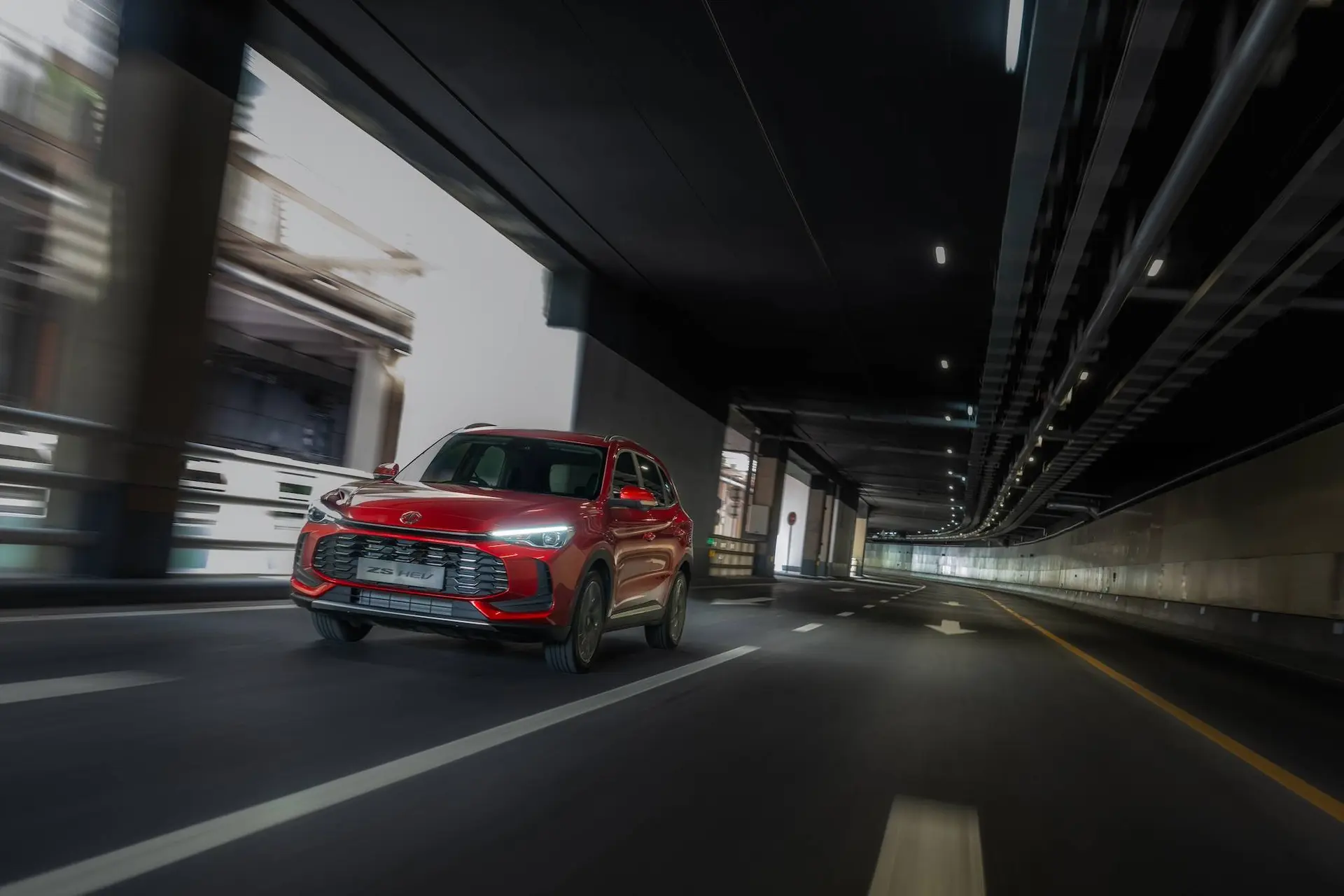 MG ZS frontale dinamica di colore rosso