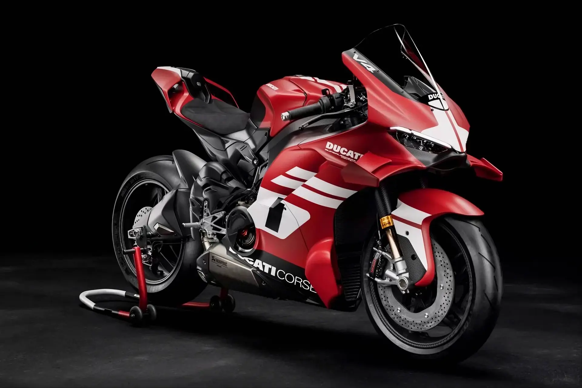 Superleggera V4 Centenario frontale di colore rosso sul cavalletto