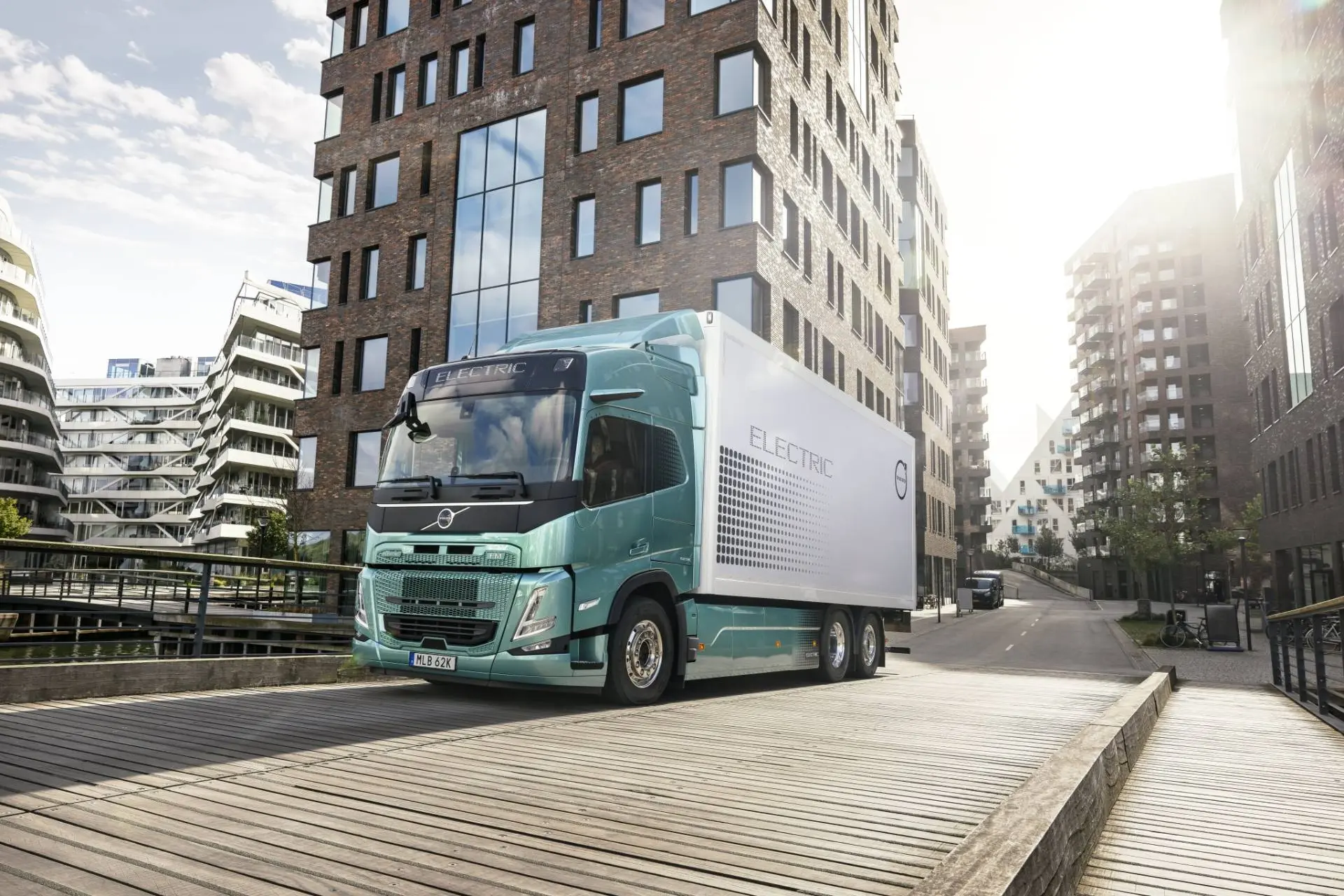 camion volvo elettrico che percorre una strada