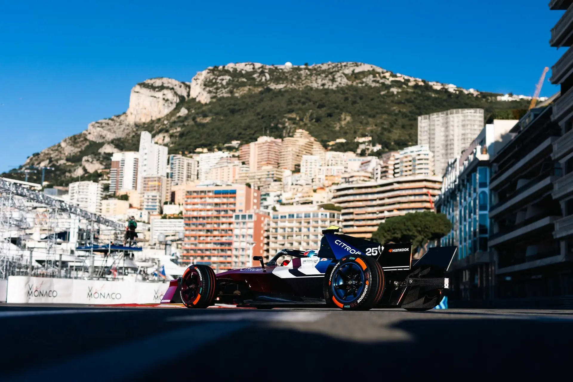 La monoposto di Formula E di Citroen Racing impegnata sulle strade del principato di monaco