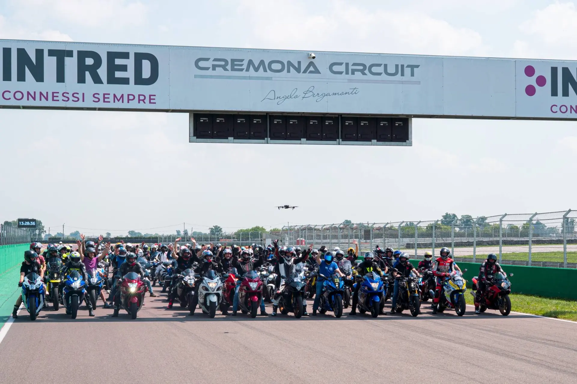 suzuki-tester-day-2026-7- con le moto in griglia di partezna del circuito di cremona