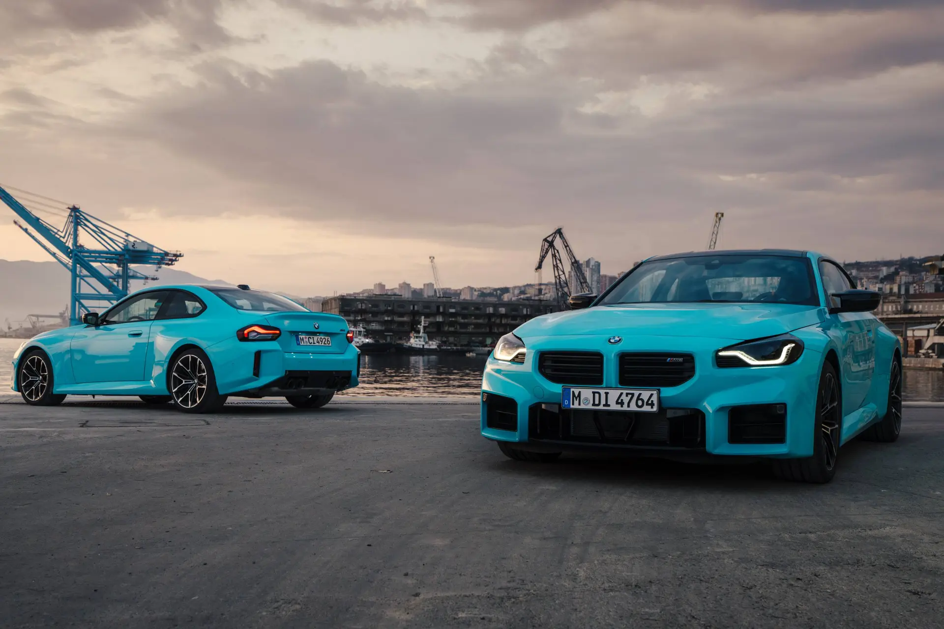 BMW M2 xDrive due esemplari di colore azzurro davanti e dietro