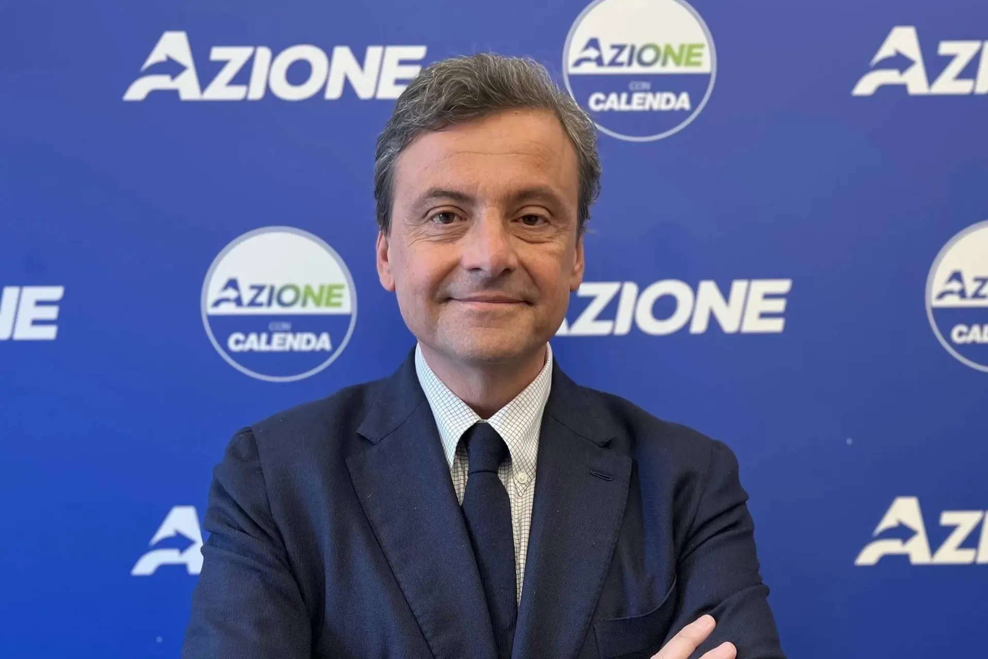 carlo calenda davanti al wall di azione il suo partito