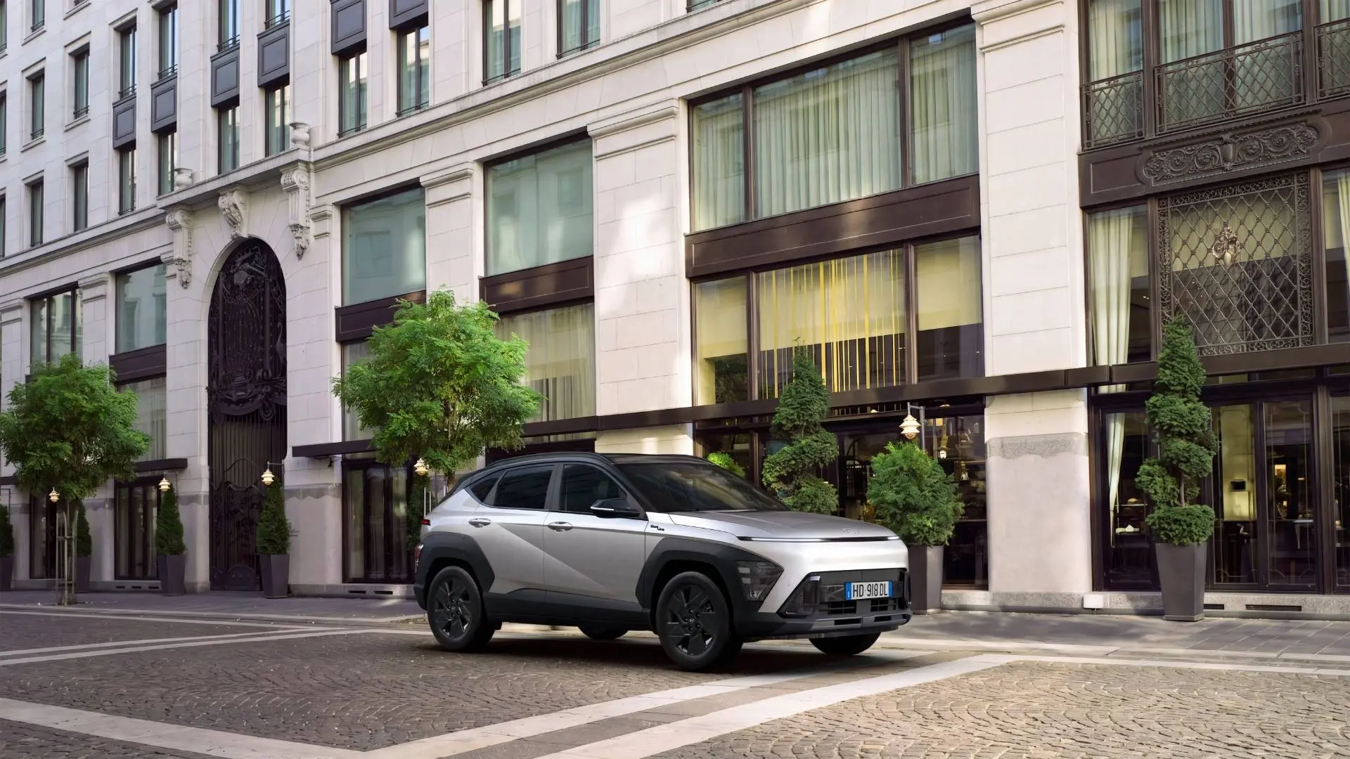KONA Dark Line anteriore laterale tra i palazzi