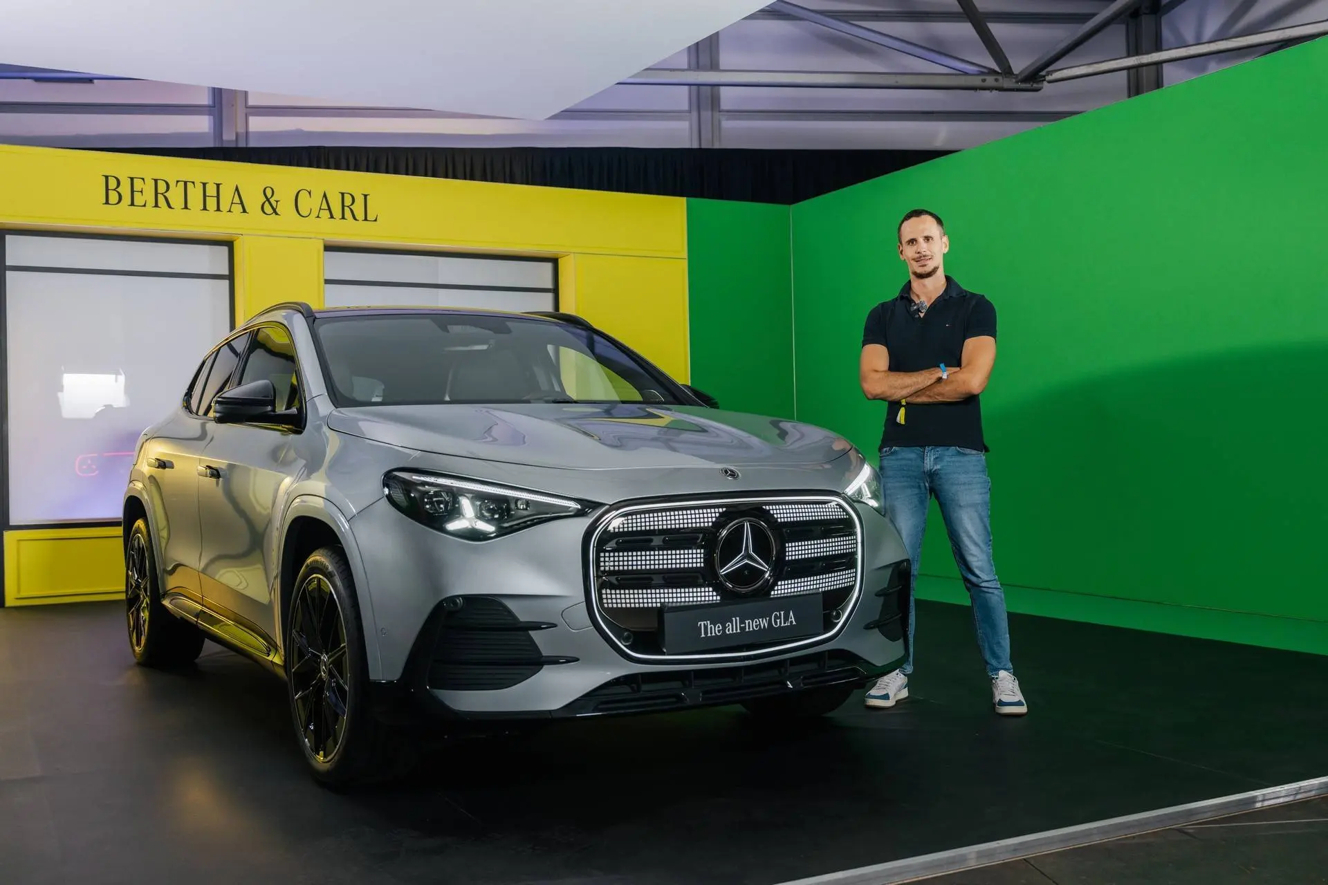 Una foto di tre quarti anteriore con la Mercedes GLA 2026