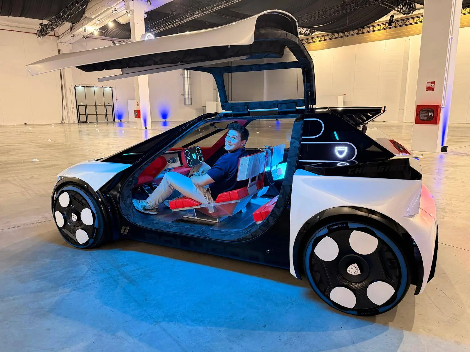 Nell'immagine si vede la Peugeot Polygon in uno spazio chiuso e con la portiera aperta