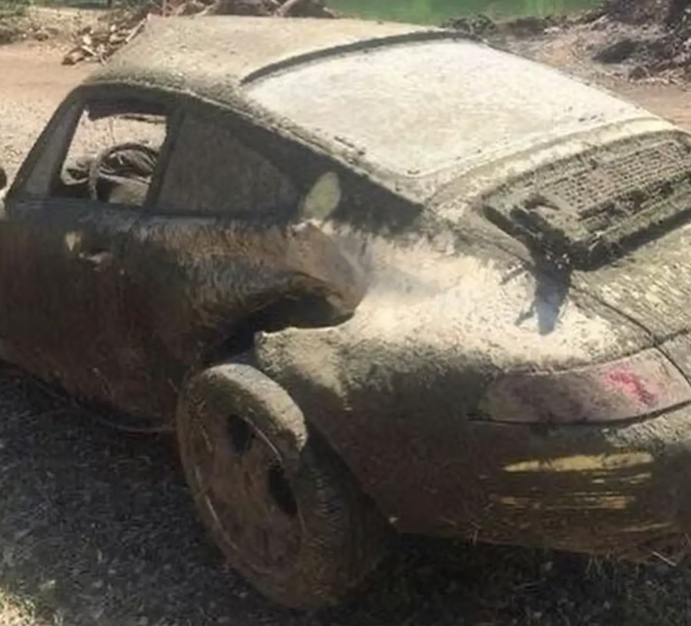 porsche in fondo al fiume