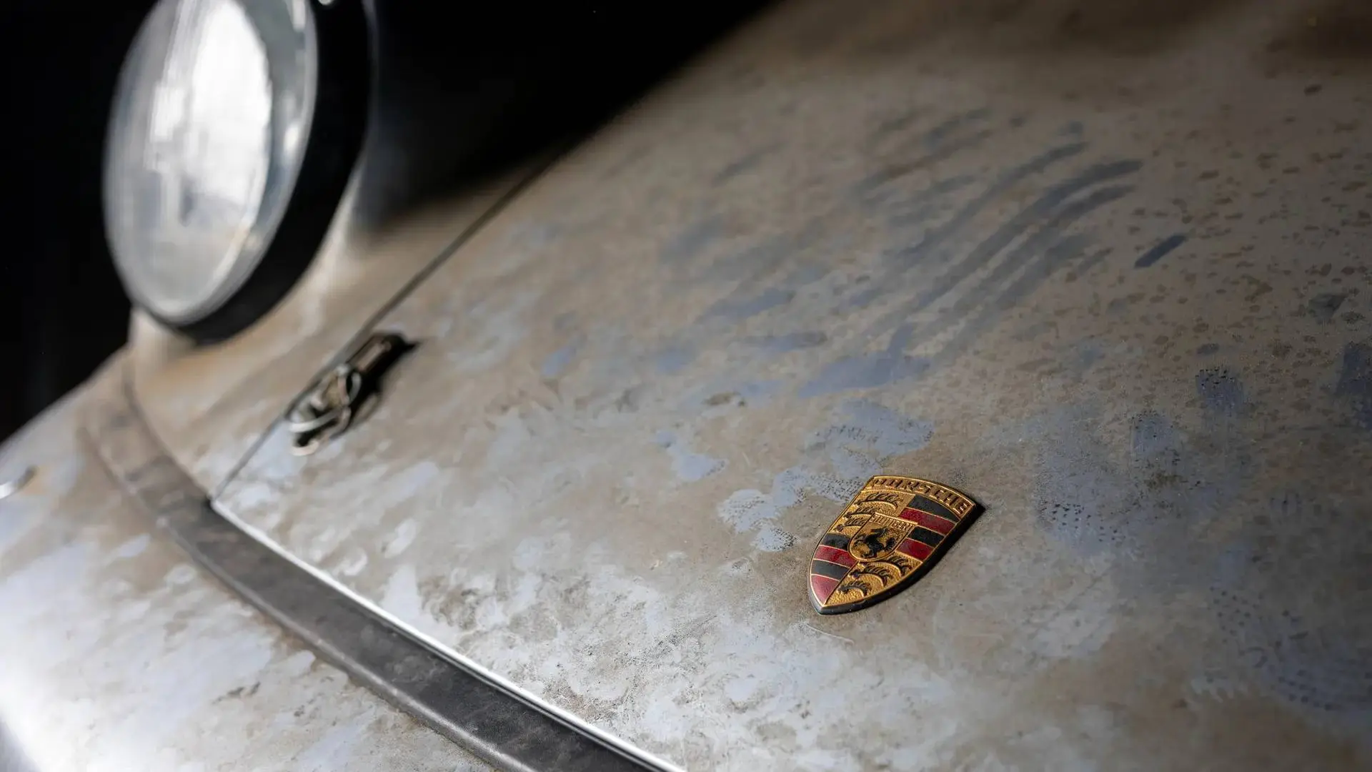 Nell'immagine si vede il dettaglio del logo Porsche della 911 Carrera RSR 3.8 Strassenversion