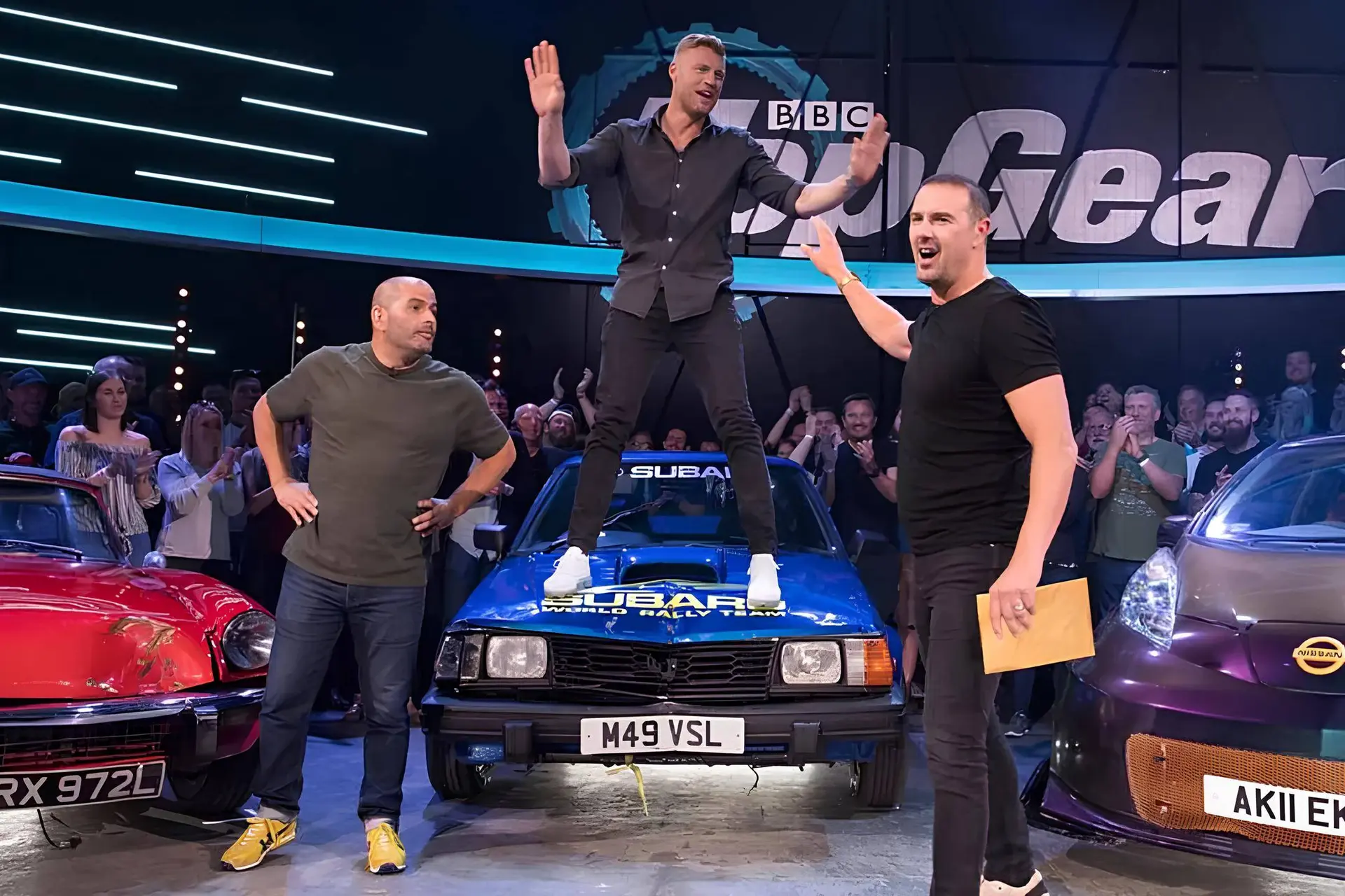 Nell'immagine si vedono gli ultimi conduttori di TopGear prima della sospensione del programma