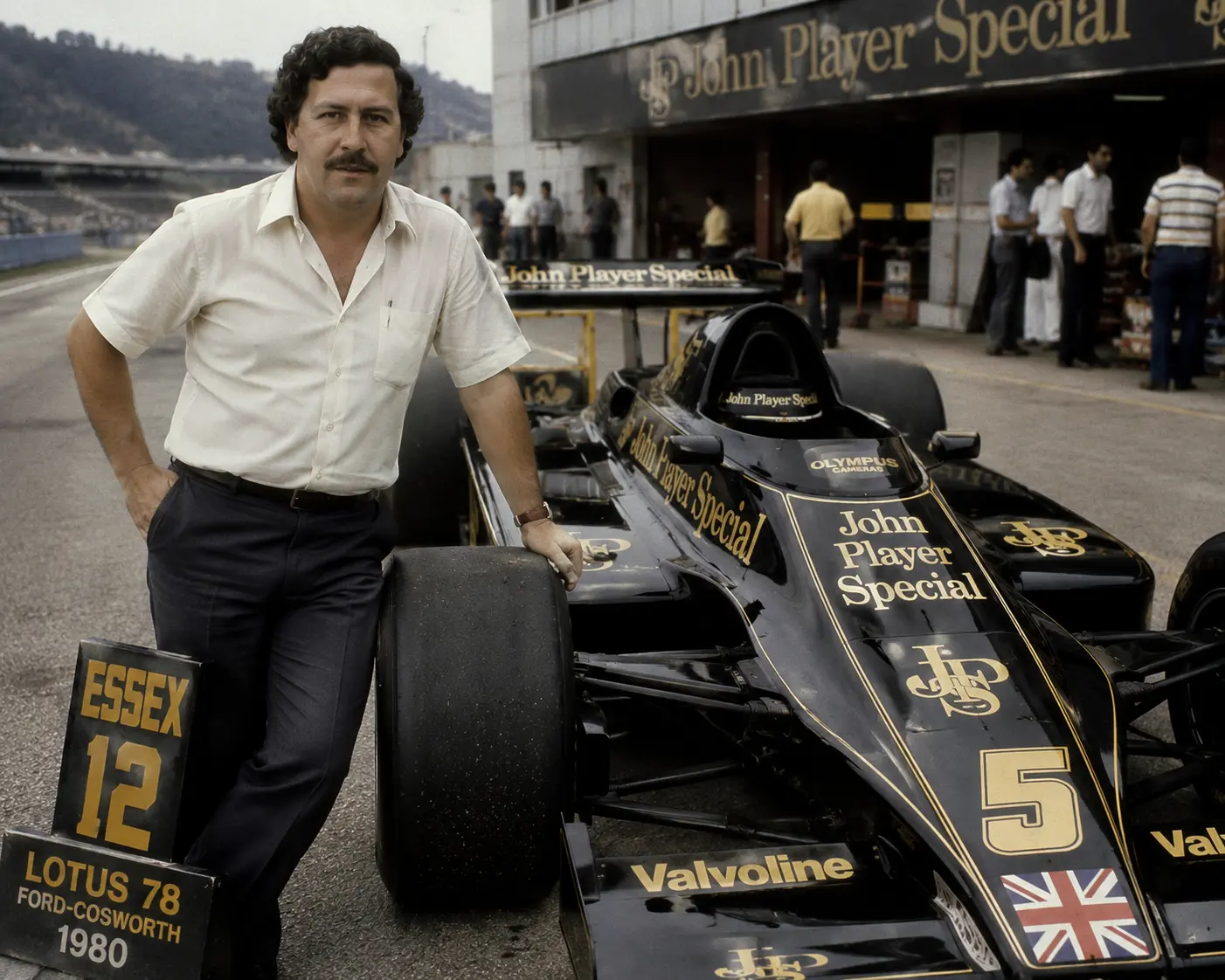 Nell'immagine generata con ChatGPT si vede Pablo Escobar appoggiato su una Lotus 78 di Formula 1