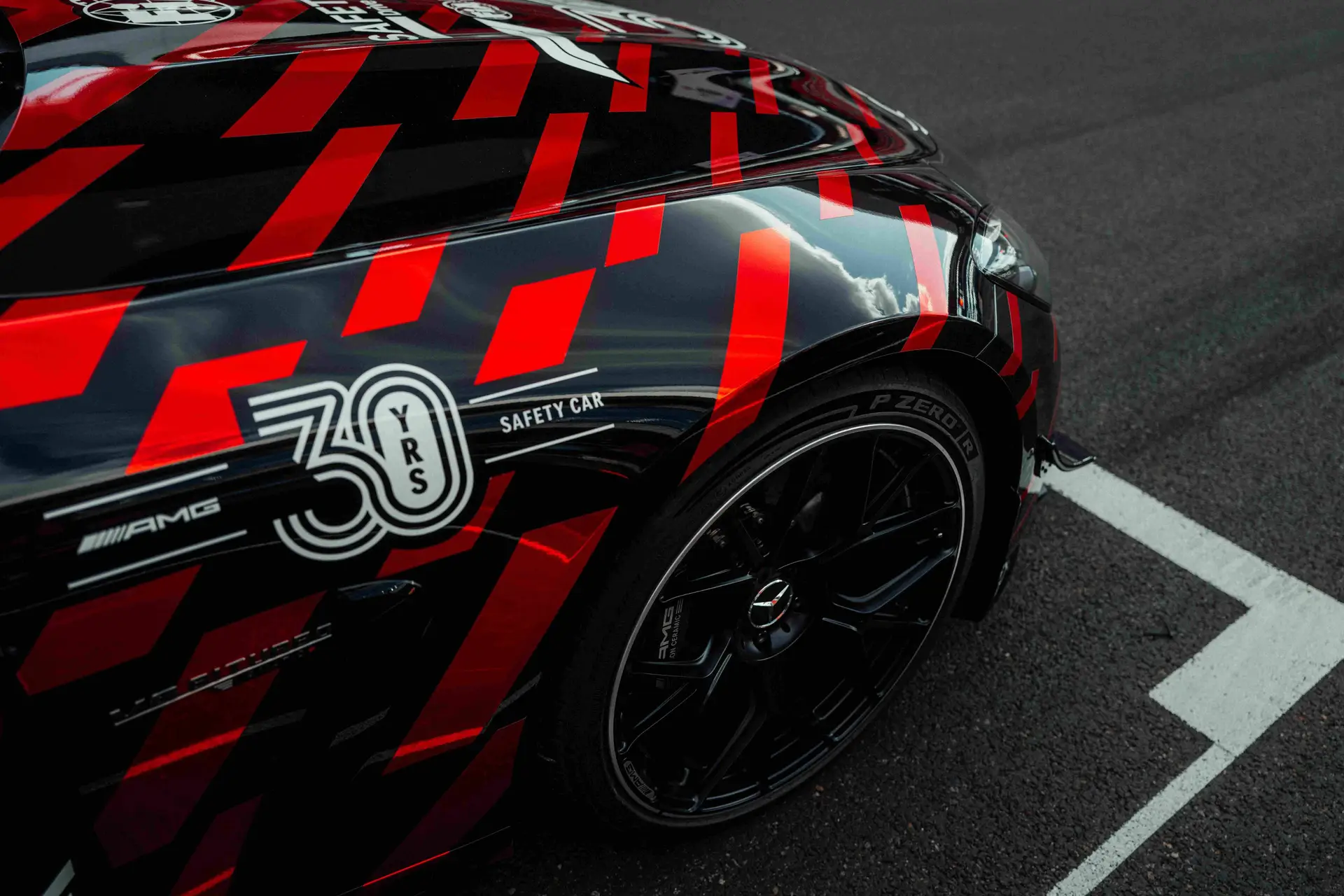 Mercedes-AMG_PETRONAS_F1-Team_Mercedes-AMG_Safety-Car gommata pirelli