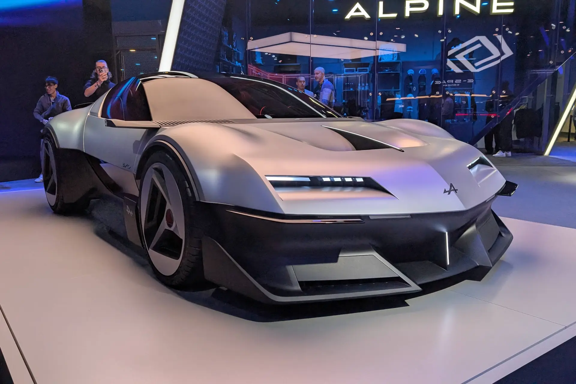 Nell'immagine si vede il nuovo concept della Alpine A310 al Salone di Parigi, vista da davanti