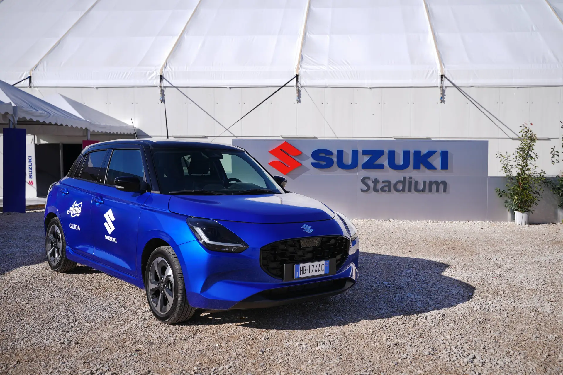 Suzuki Swift Hybrid auto di Amici programma TV