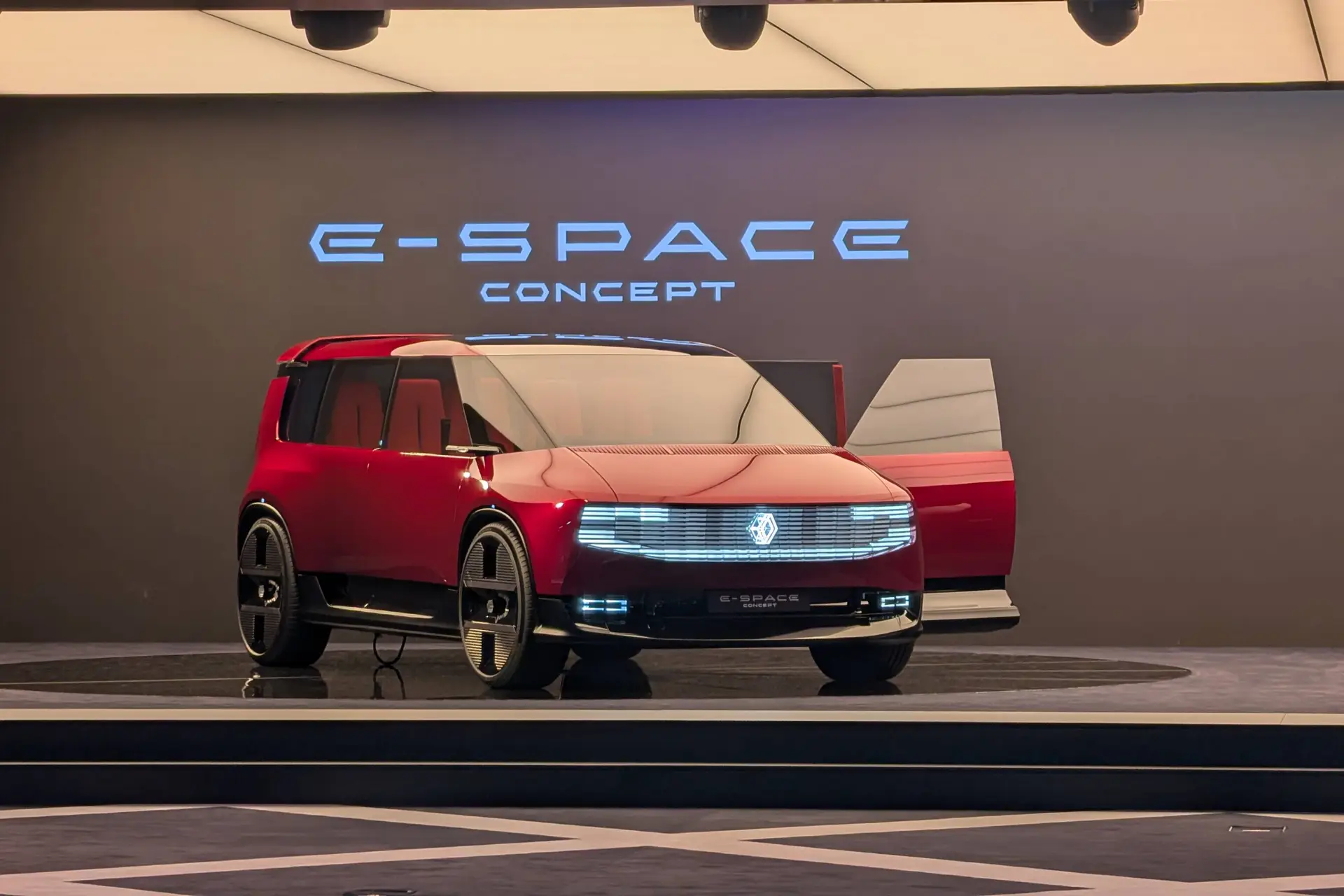 Nell'immagine si vede il concept della Renault E-Space al Salone di Parigi