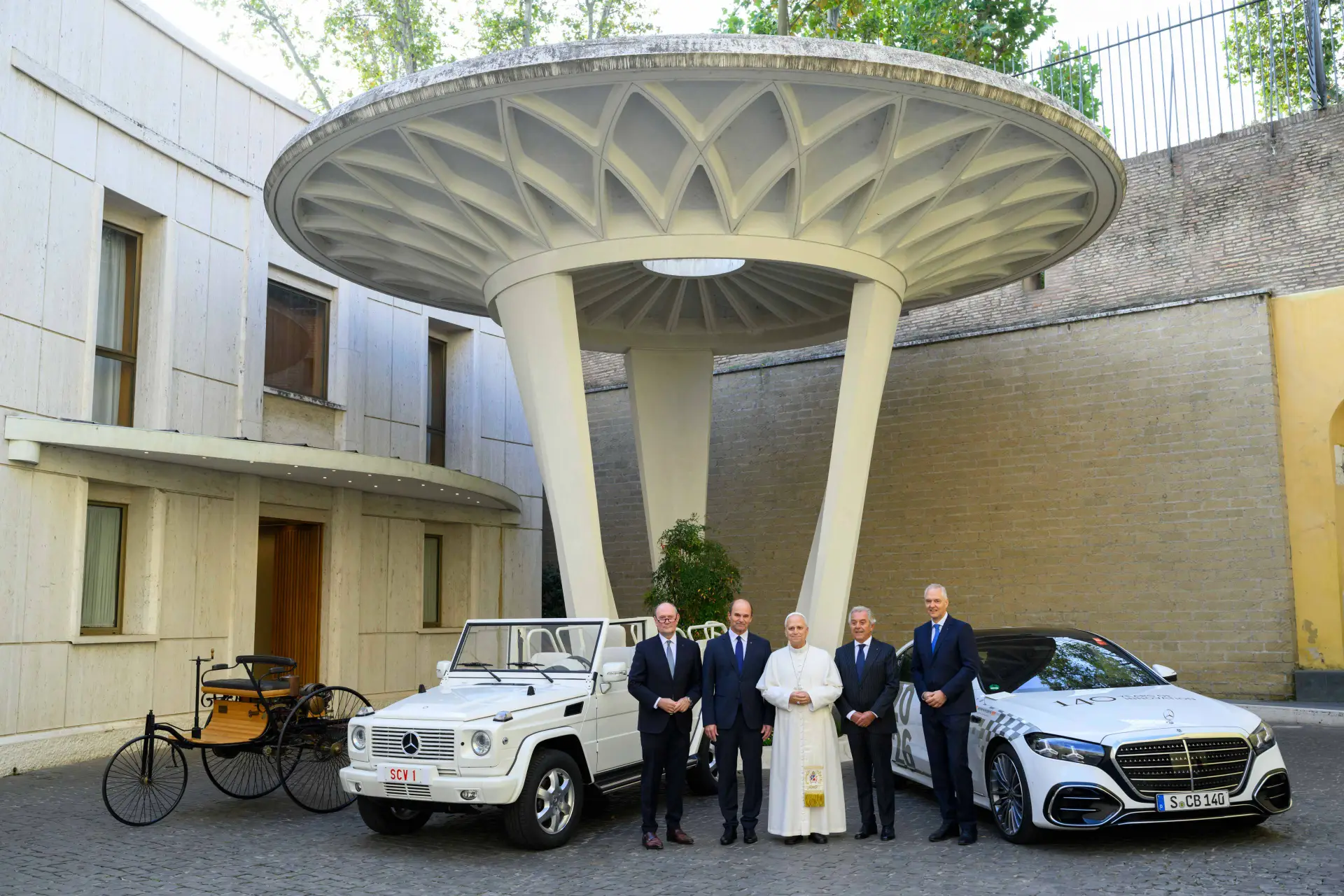 mercedes di tre generazioni diverse con manager mercedes e il papa Leone