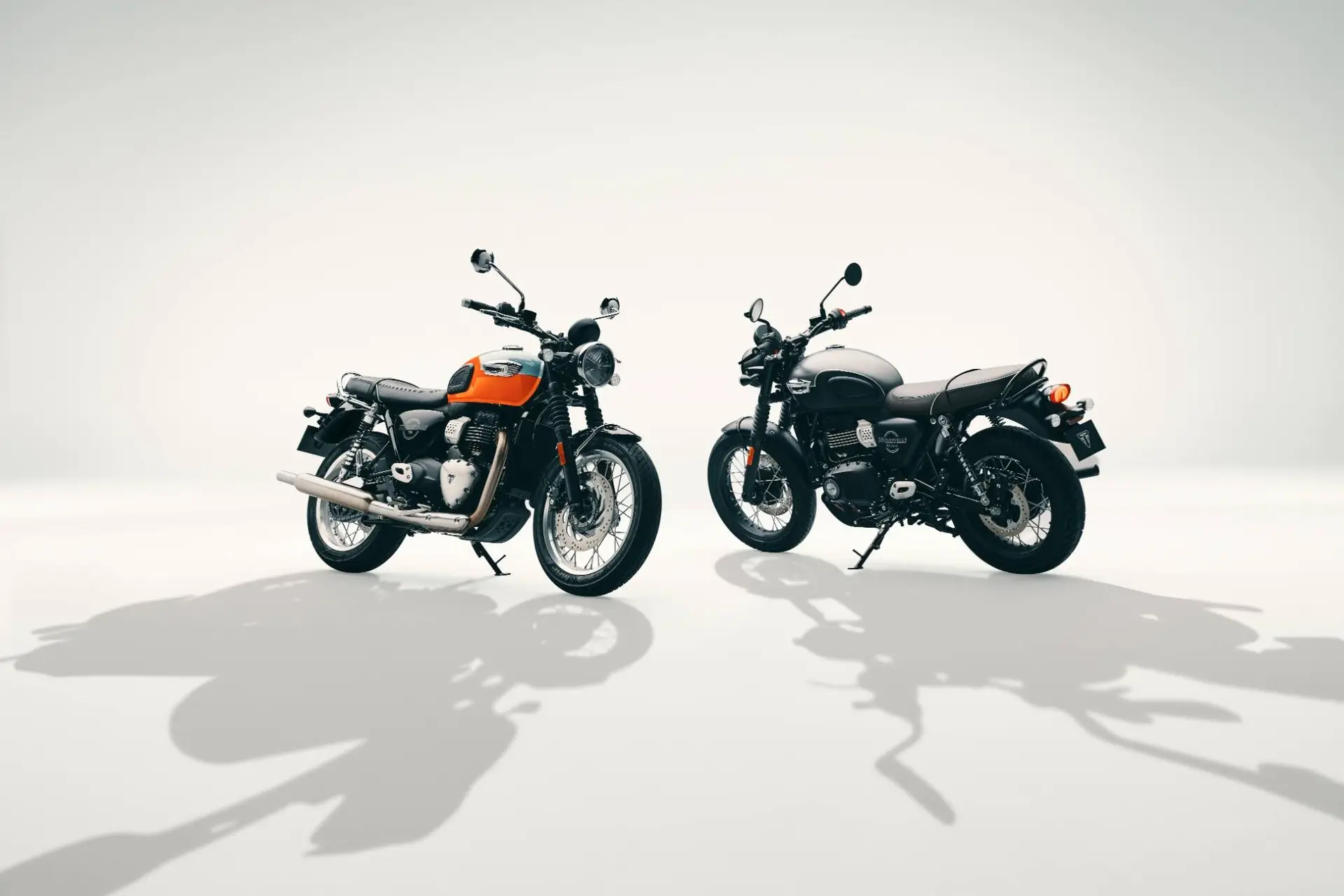 Triumph T40 foto di coppia davanti e dietro