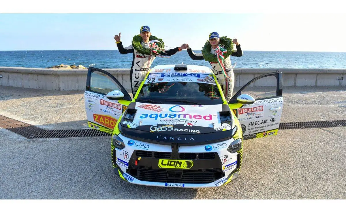 Nell'immagine si vedono i vincitori del Trofeo Lancia al Rallye di Sanremo 2026