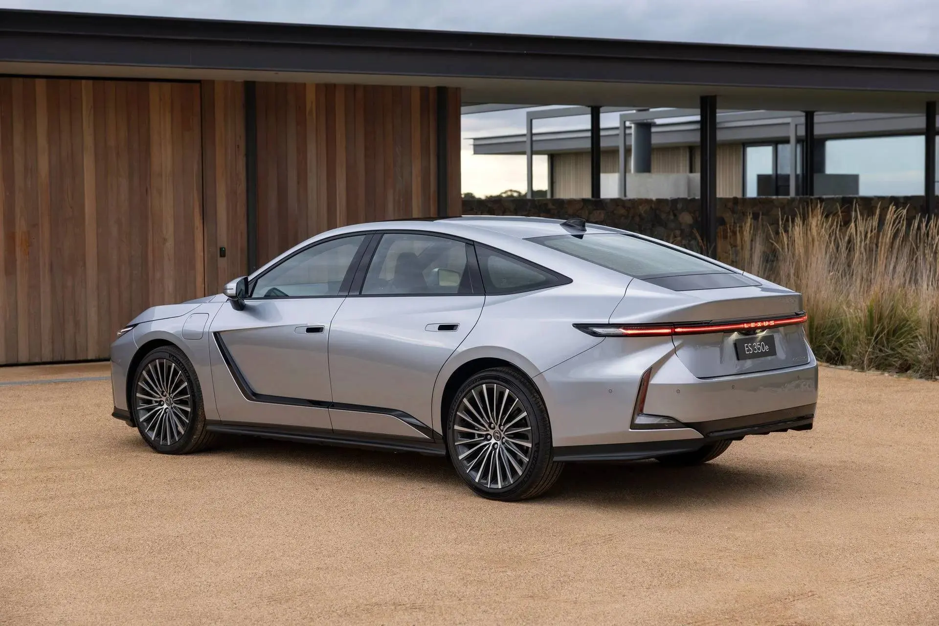 2026-lexus-es350e-5