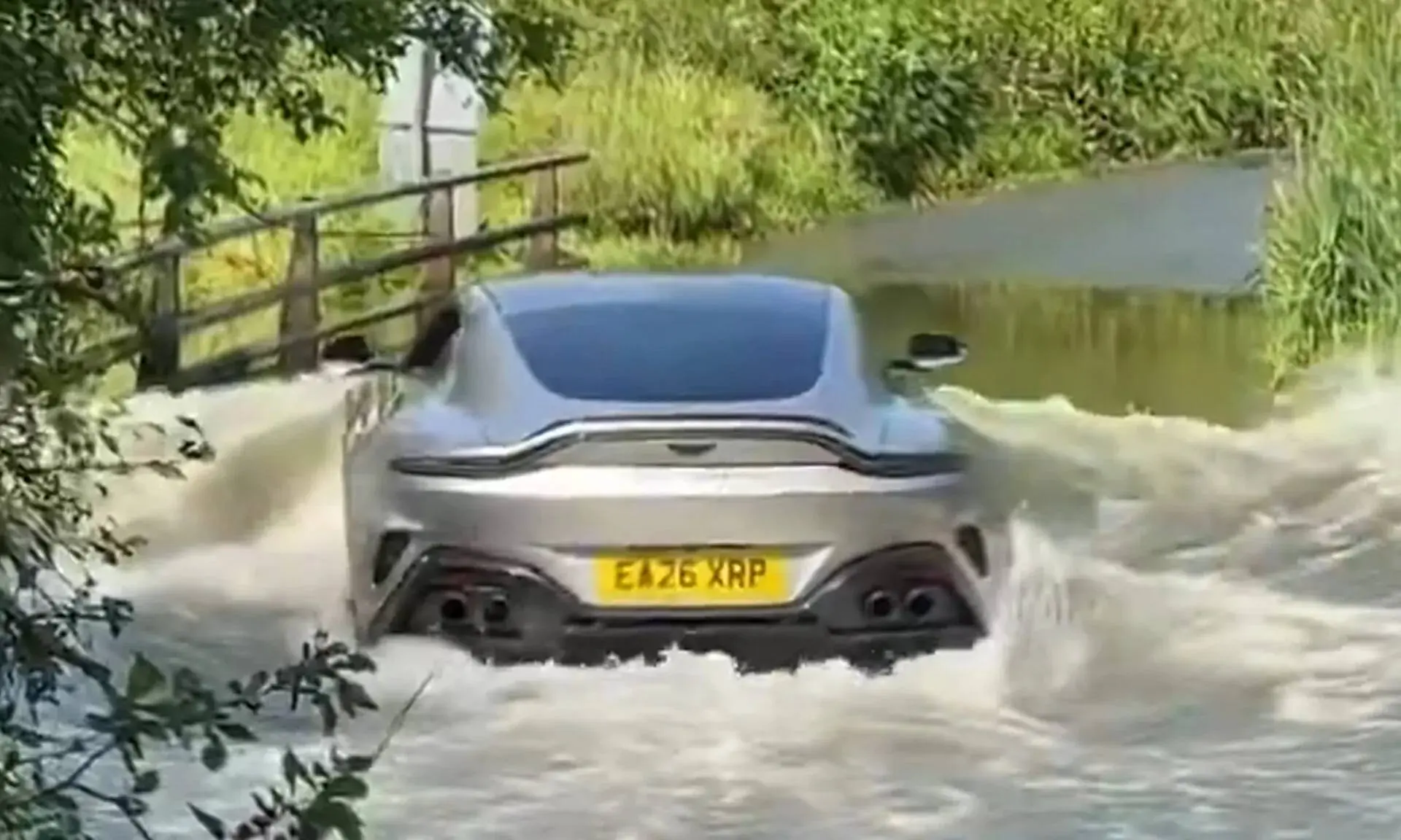 De naam is Pond, James Pond. Man neemt Aston Martin Vantage kopje onder (video)