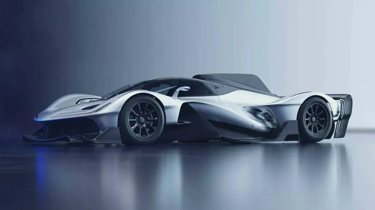 Red Bull RB17 hypercar brult V10 los op Goodwood