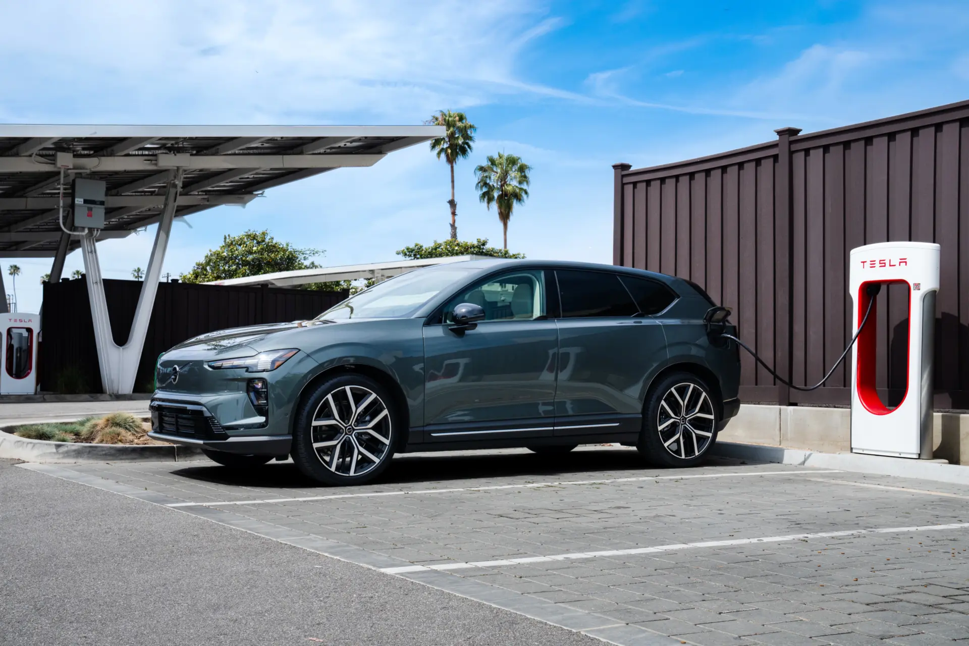 Elektrische auto's rukken op, maar vooral bij de rijken