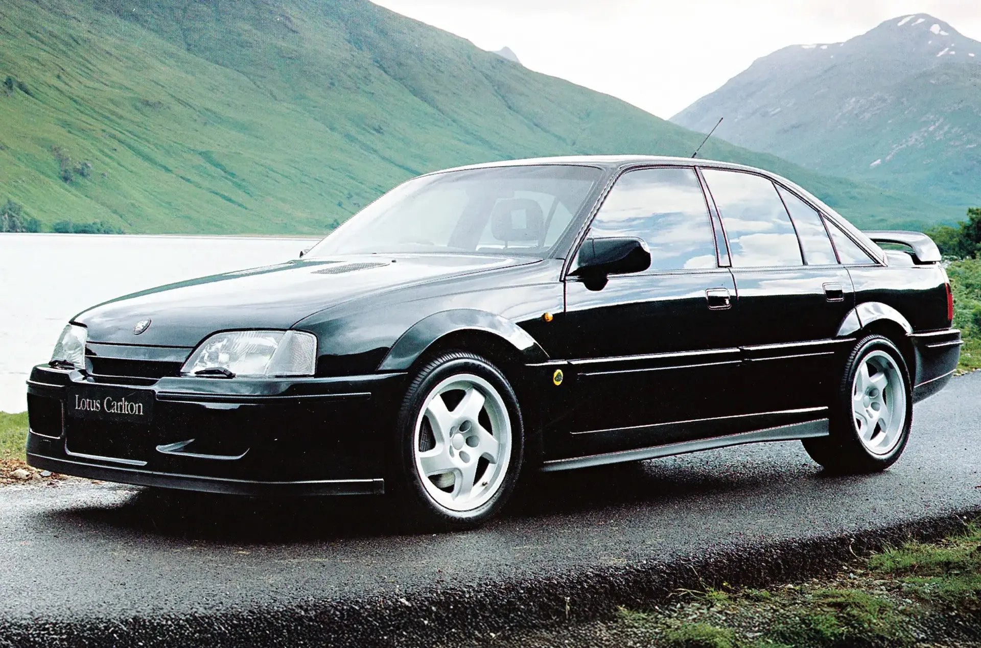 De Lotus Omega/Carlton: de saaie familieauto die te snel was voor de politie