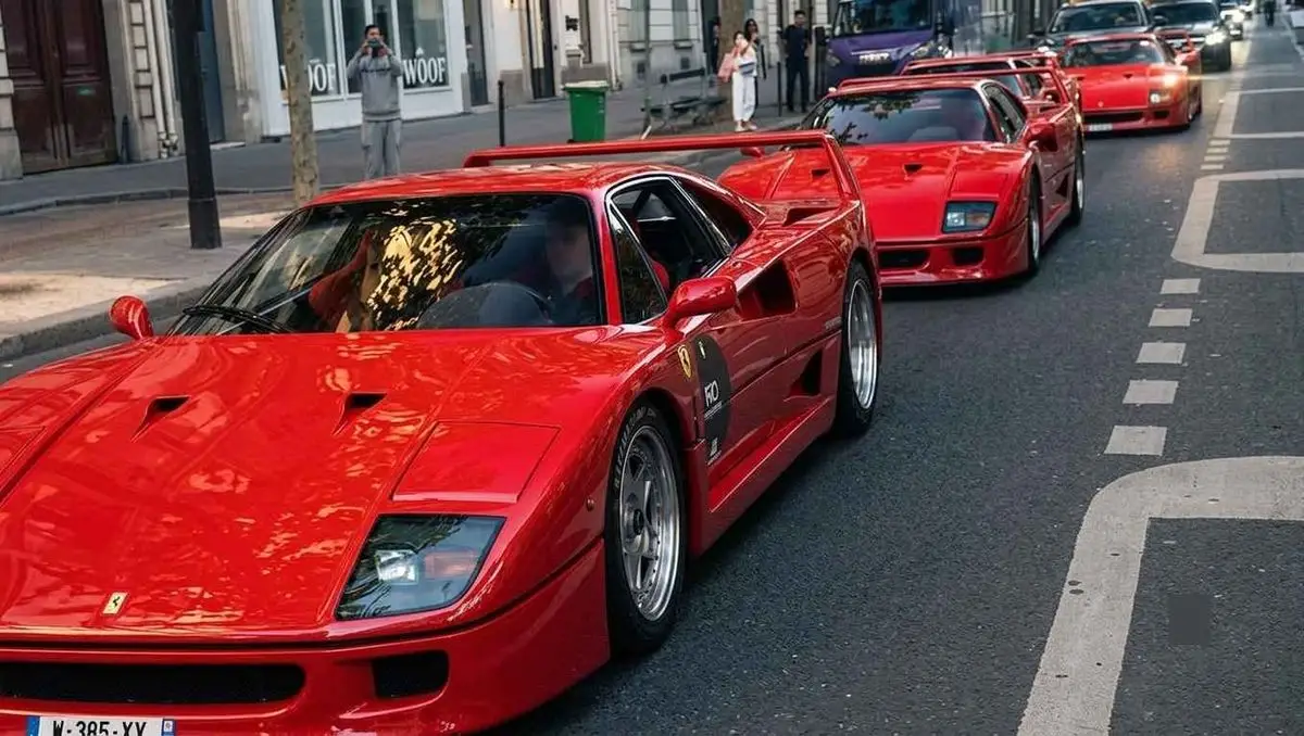 Video! Convooi van Ferrari F40's rijdt Parijs binnen
