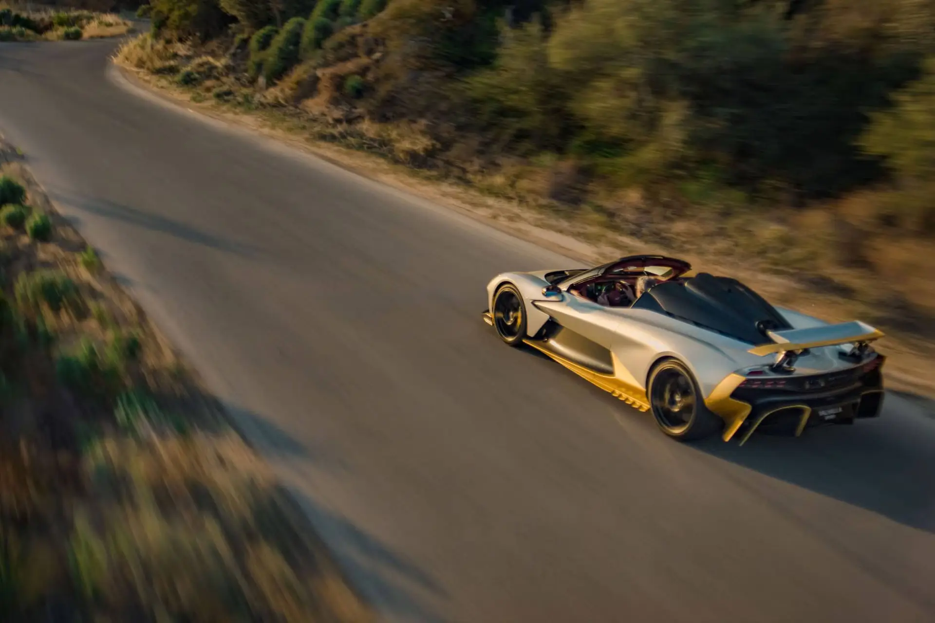 Cool of vreselijk protserig? Dit is de nieuwe Aston Martin Valhalla Spider
